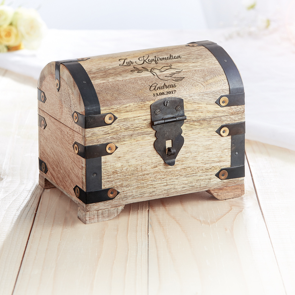 Helle Schatztruhe mit Gravur aus Holz zur Konfirmation