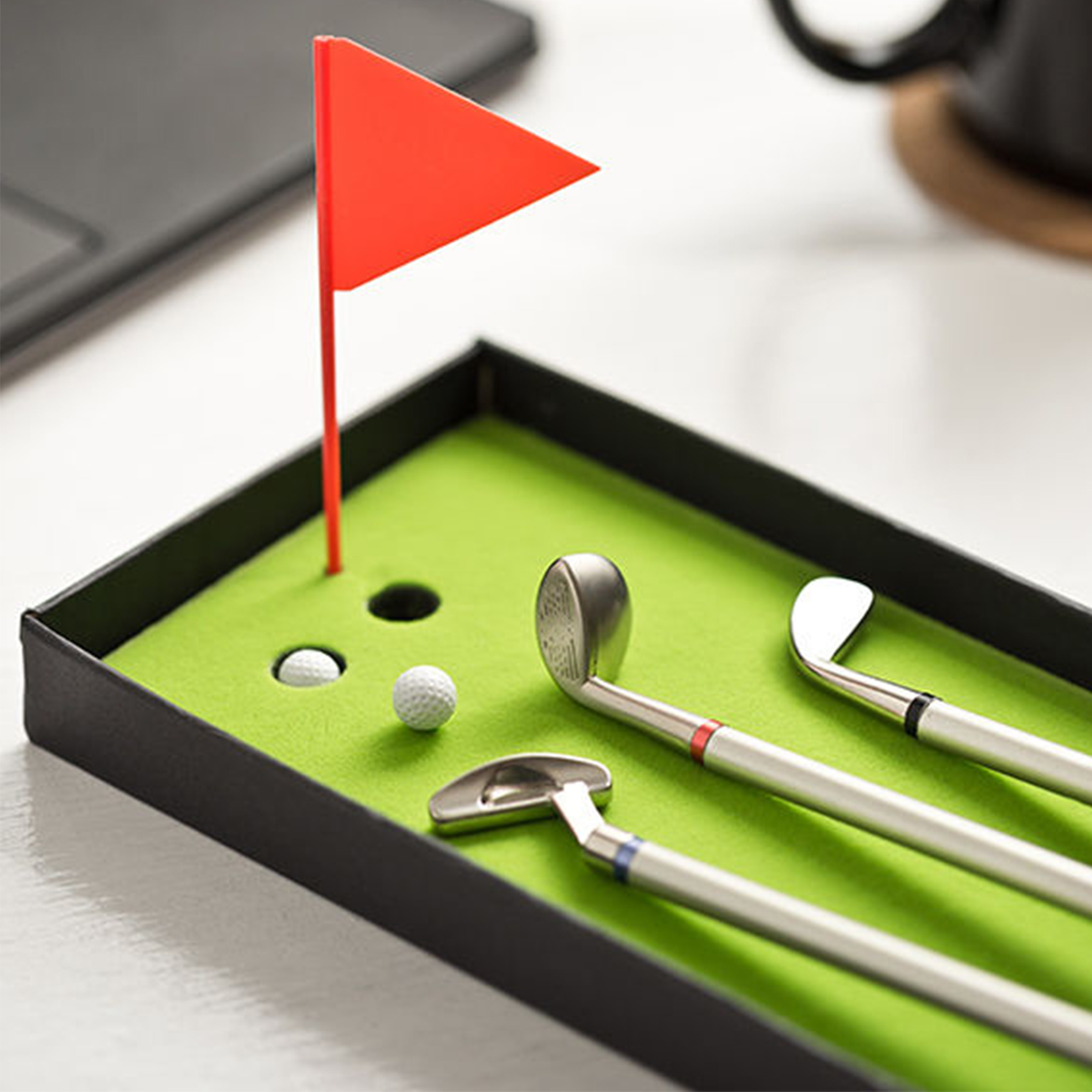 3 Kugelschreiber als Minigolf Bürospiel, Indoor Golf Tischspiel - witziges Schreibset in Golfschläger Optik, 
inklusive Mini Golftisch und Golfbäll