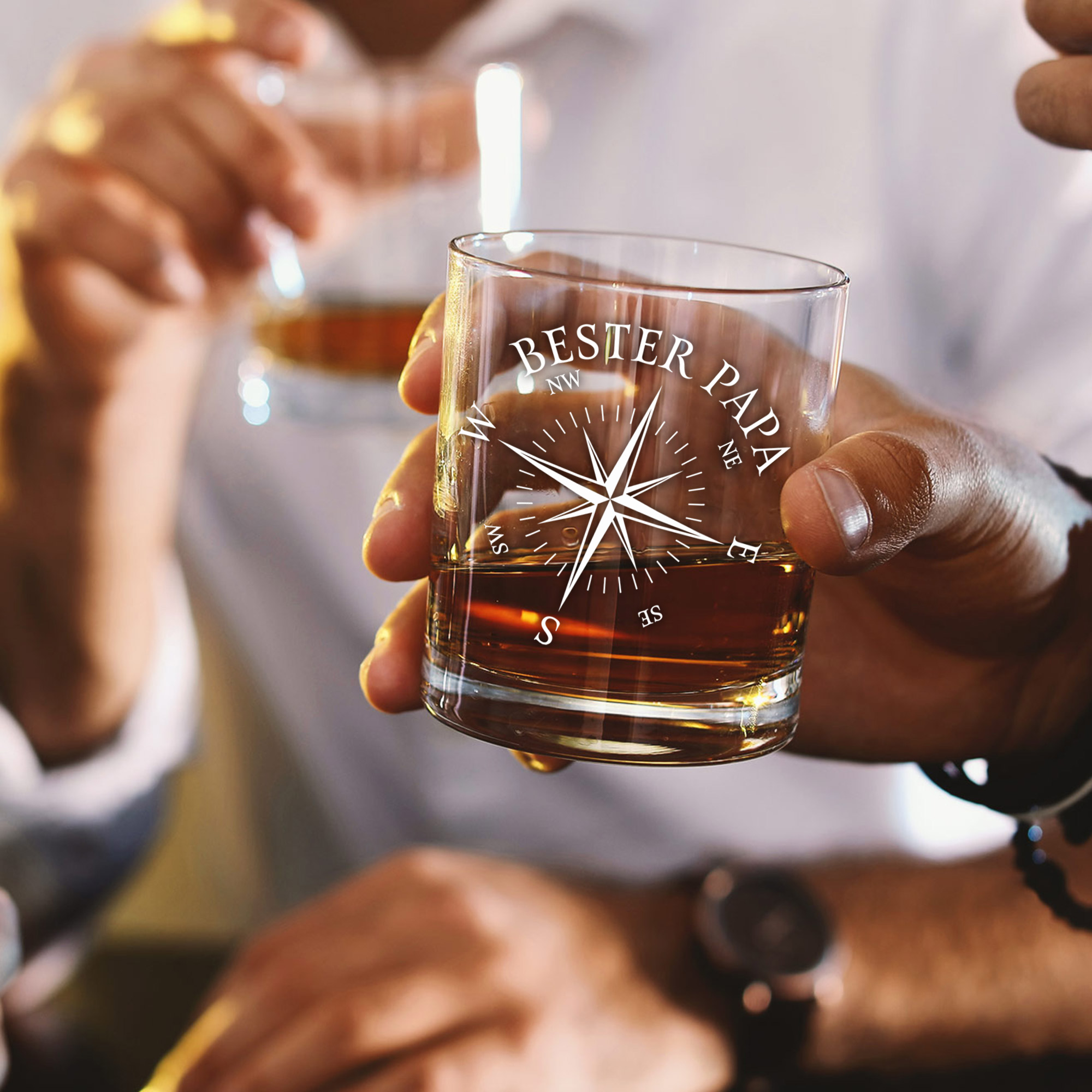 Whiskey Glas mit Gravur, Whisky Geschenk für Papa mit Kompass Motiv, Whisky Zubehör als Vatertagsgeschenk, Graviertes Whisky Glas im Tumbler Stil