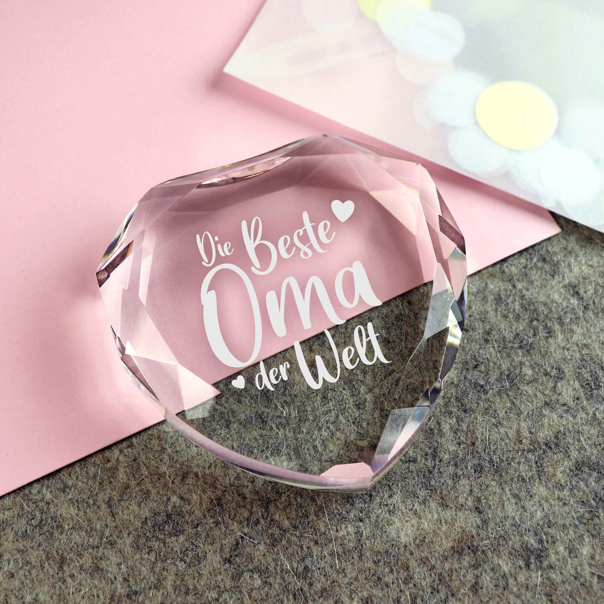 Glasdiamant Briefbeschwerer als Geschenk für Oma, Glasherz Dekoration mit Gravur, Glas Kristall mit graviertem Schriftzug, Herz Diamant Glasdeko