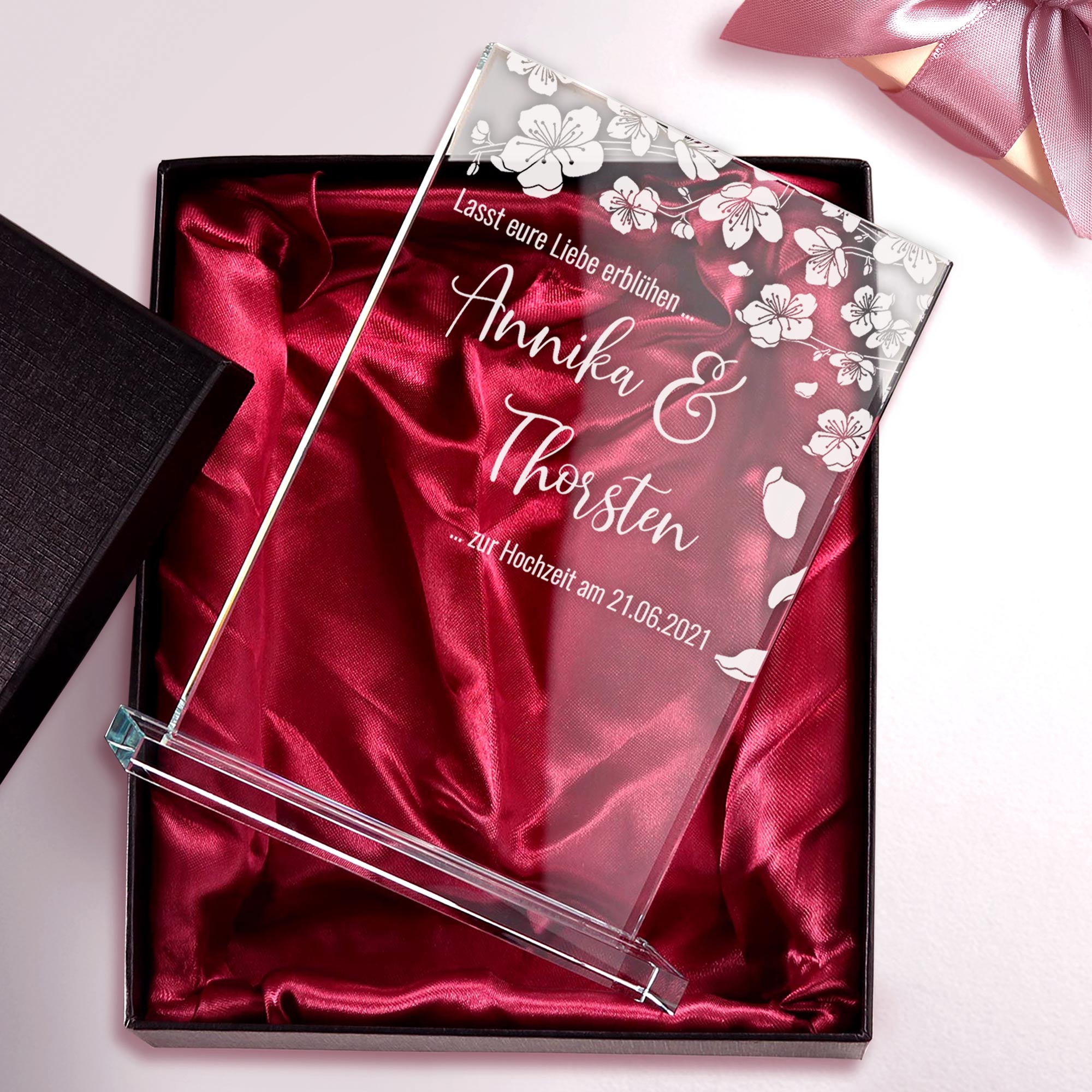 Gravierter Glaspokal zur Hochzeit - Blühende Liebe 1