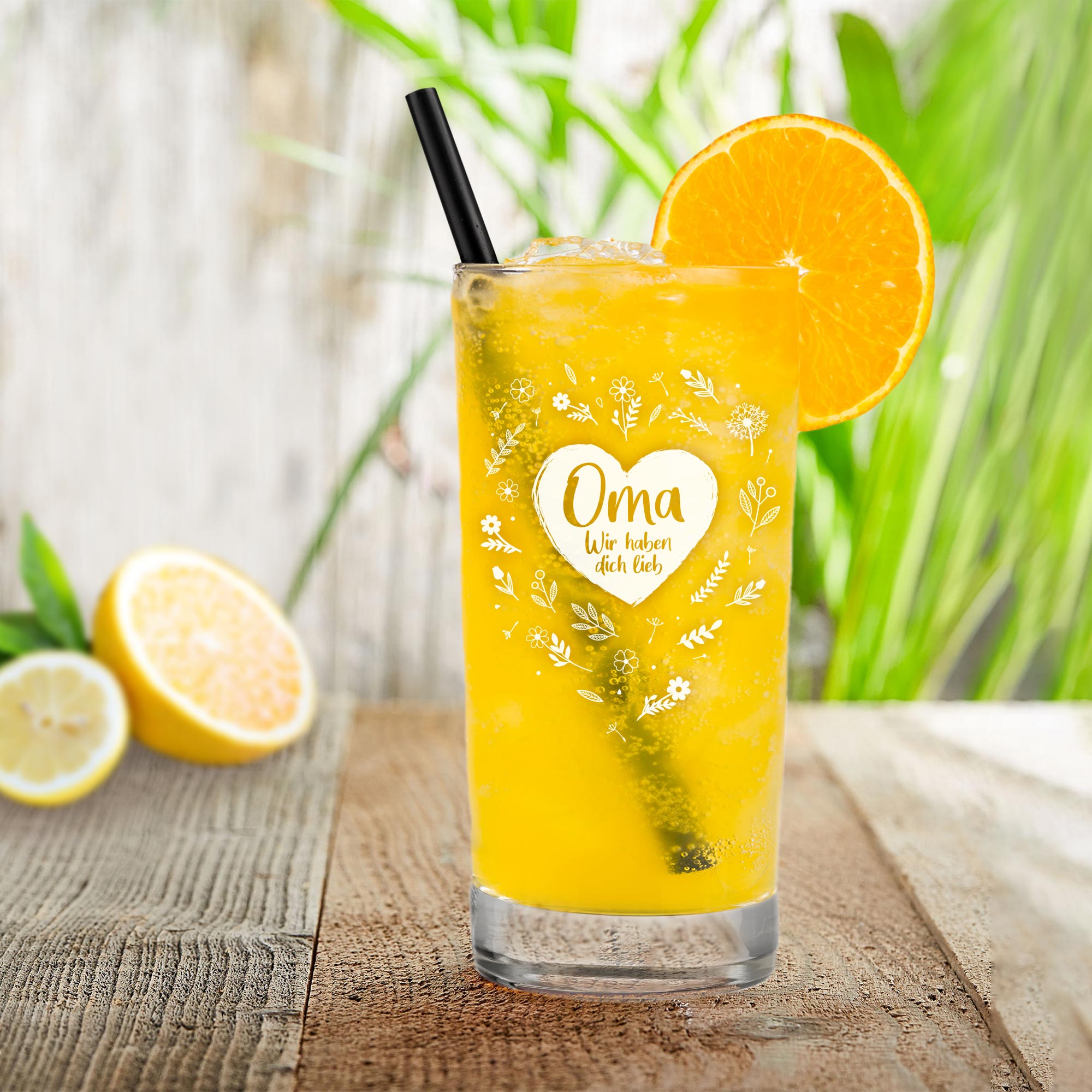 Wasser Glas mit Glasgravur für die Großmutter, Saftglas mit Blumenherz Motiv, Trinkgeschirr als Geschenk für Oma, Cocktailglas Küchenzubehör