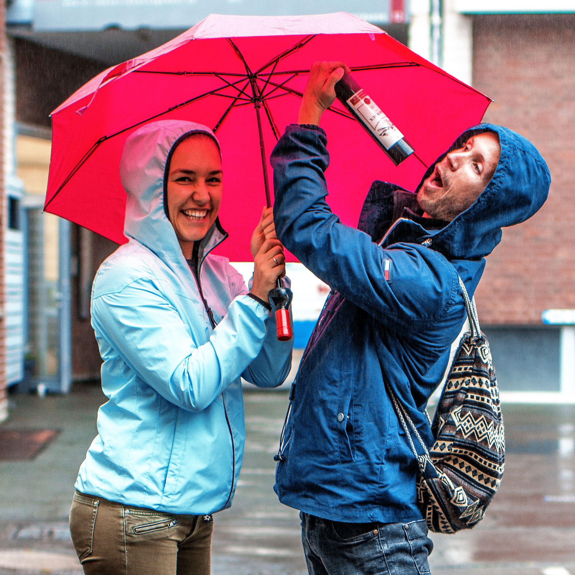 Lustiger Regenschirm - Weinflasche