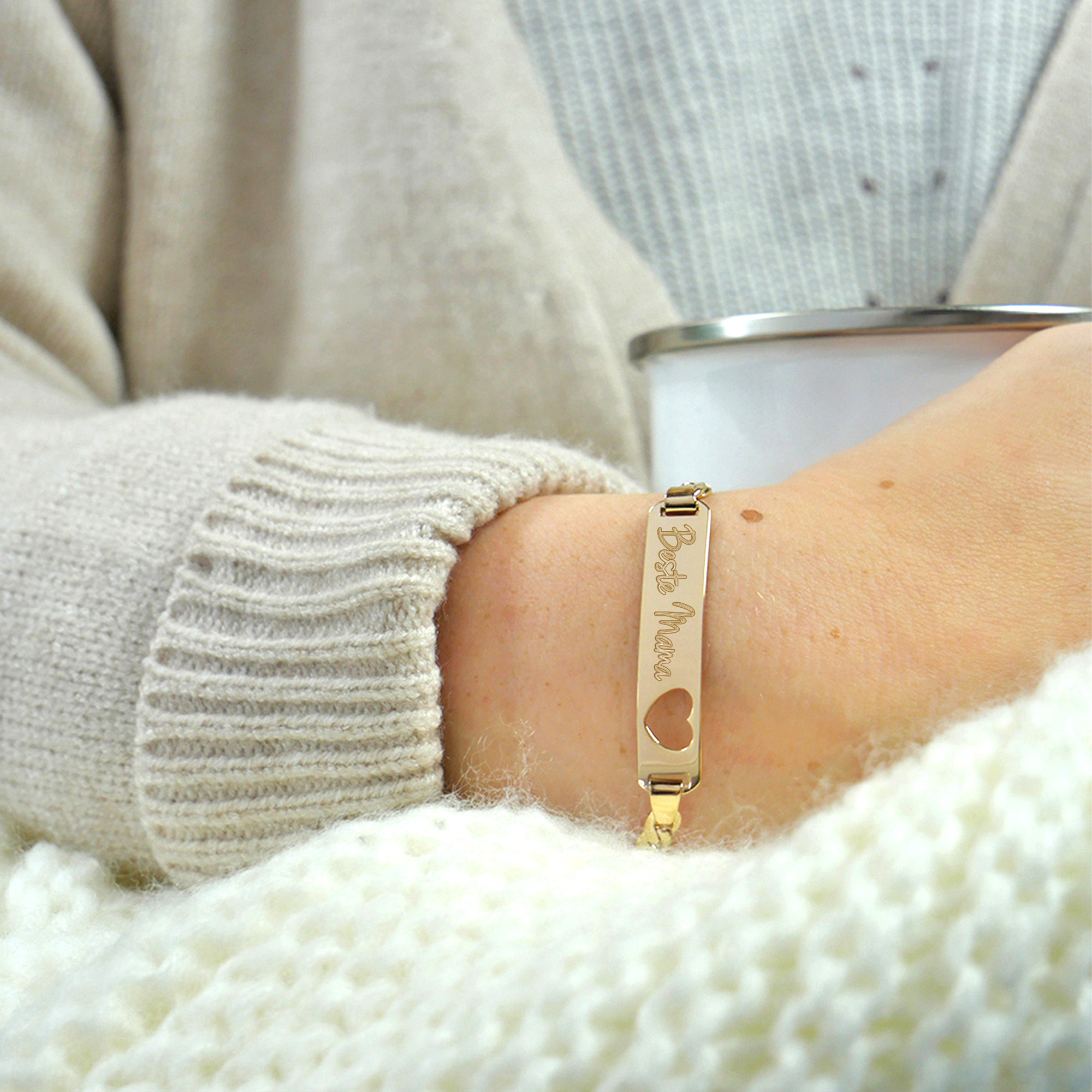 Graviertes Gold Armband mit Herzstanze - Beste Mama