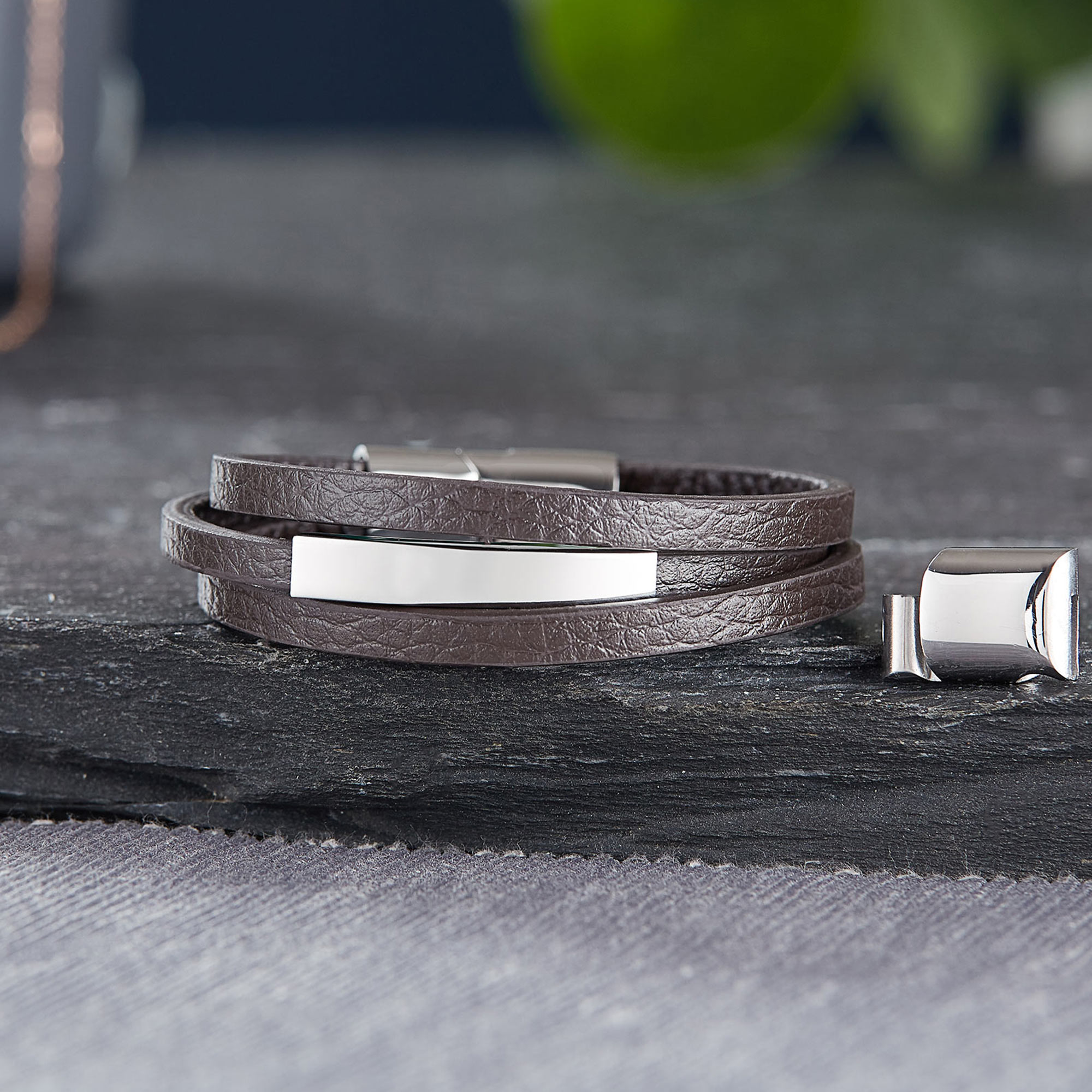 Handschmuck für Männer, Herren Armband aus Leder, Echtlederarmband mit Verschluss, Herrenschmuck Armband, Braunes Wickelarmband, Lederband Accessoir