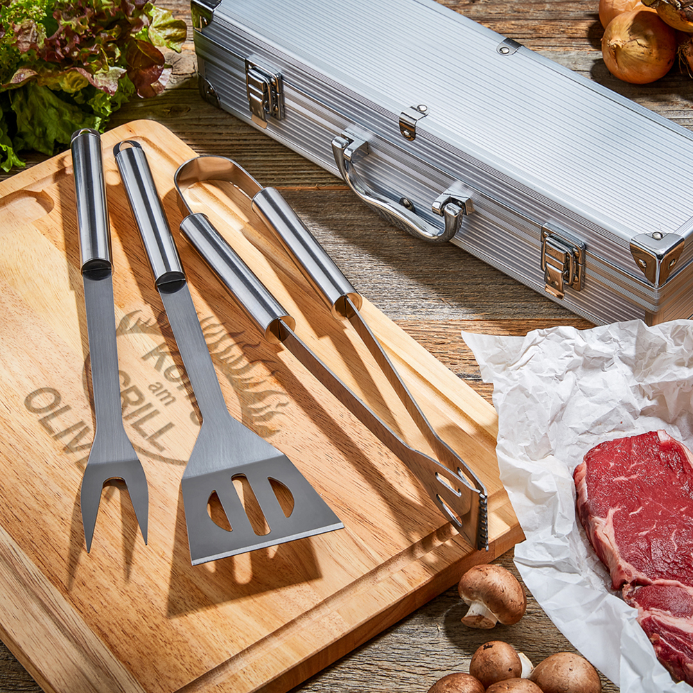 BBQ Set - Grillbesteck im Koffer - Schneidebrett mit Gravur - Grillmeister