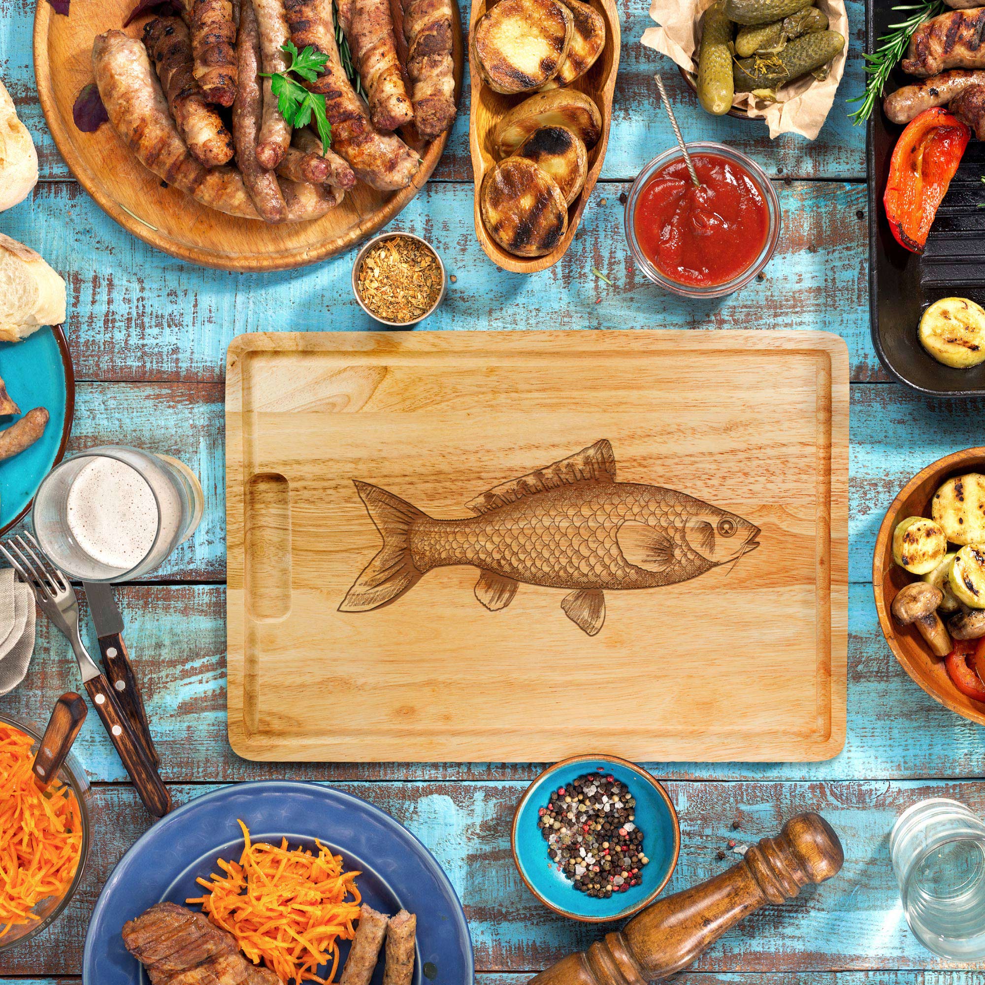 Holzbrett mit Fisch Motiv, Küchenbrett mit Saftrille, Kochbrett mit Saftmulde, Graviertes Servierbrett als Geschenk für Angler, Grillbrett aus Holz