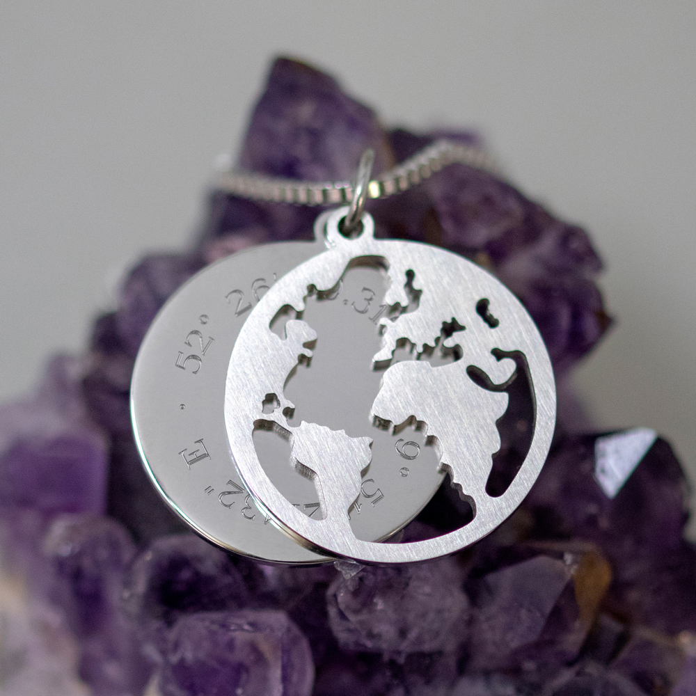 Kette mit Anhänger Welt - Geokoordinaten - Silber