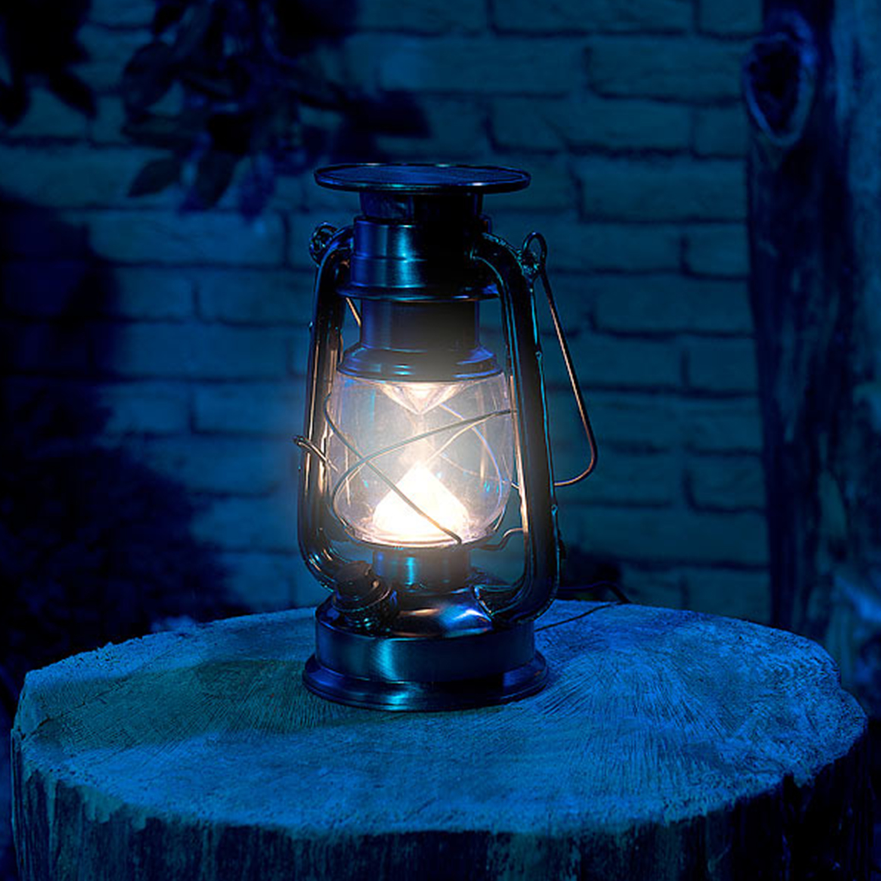 Solarbetriebene LED Leuchte im Sturmlampen-Design