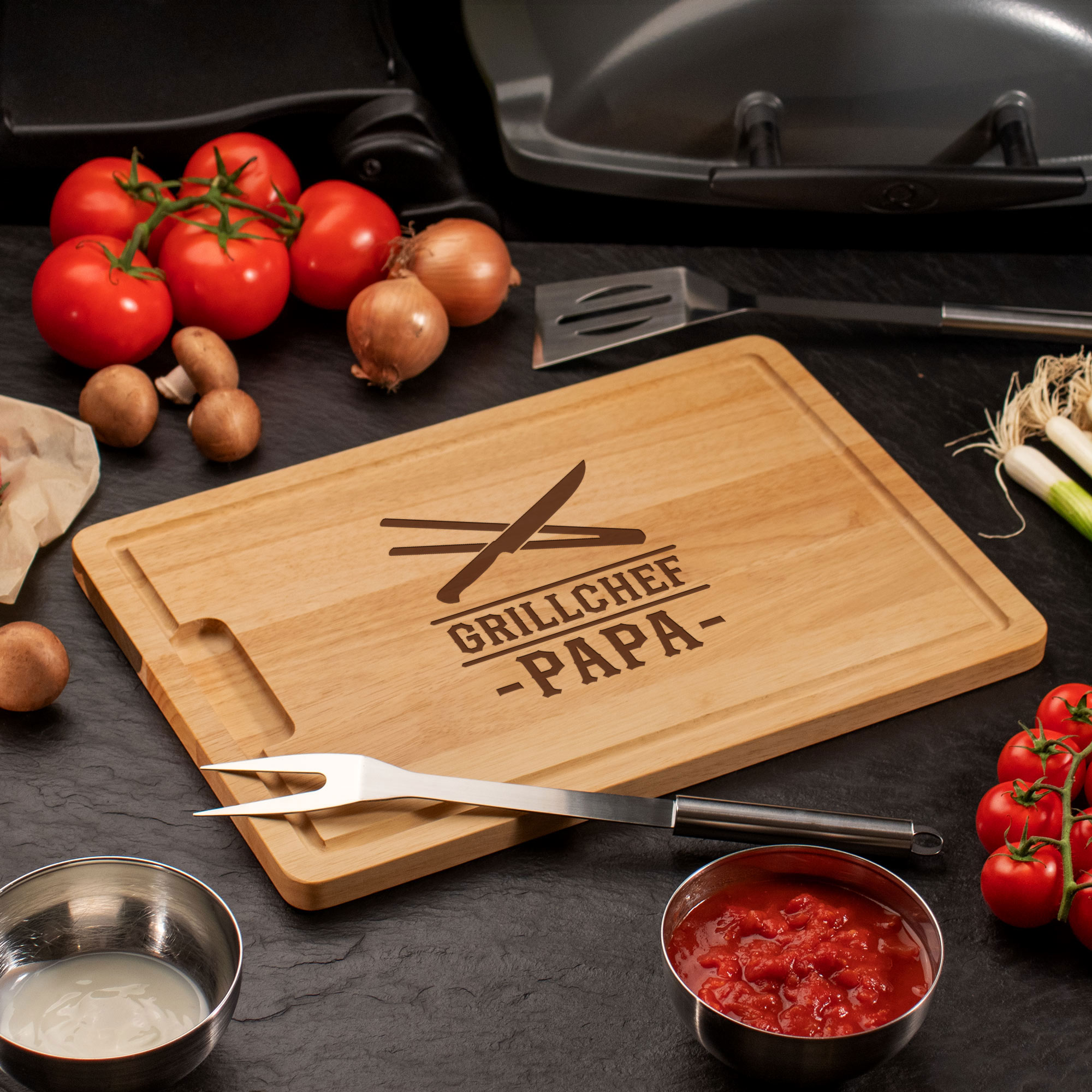 Servierbrett für Papa, Jausenbrett mit Gravur zum Grillen, Steakbrett mit Saftrille, Grillbrett mit Gravur Motiv, Küchenbrett aus Holz