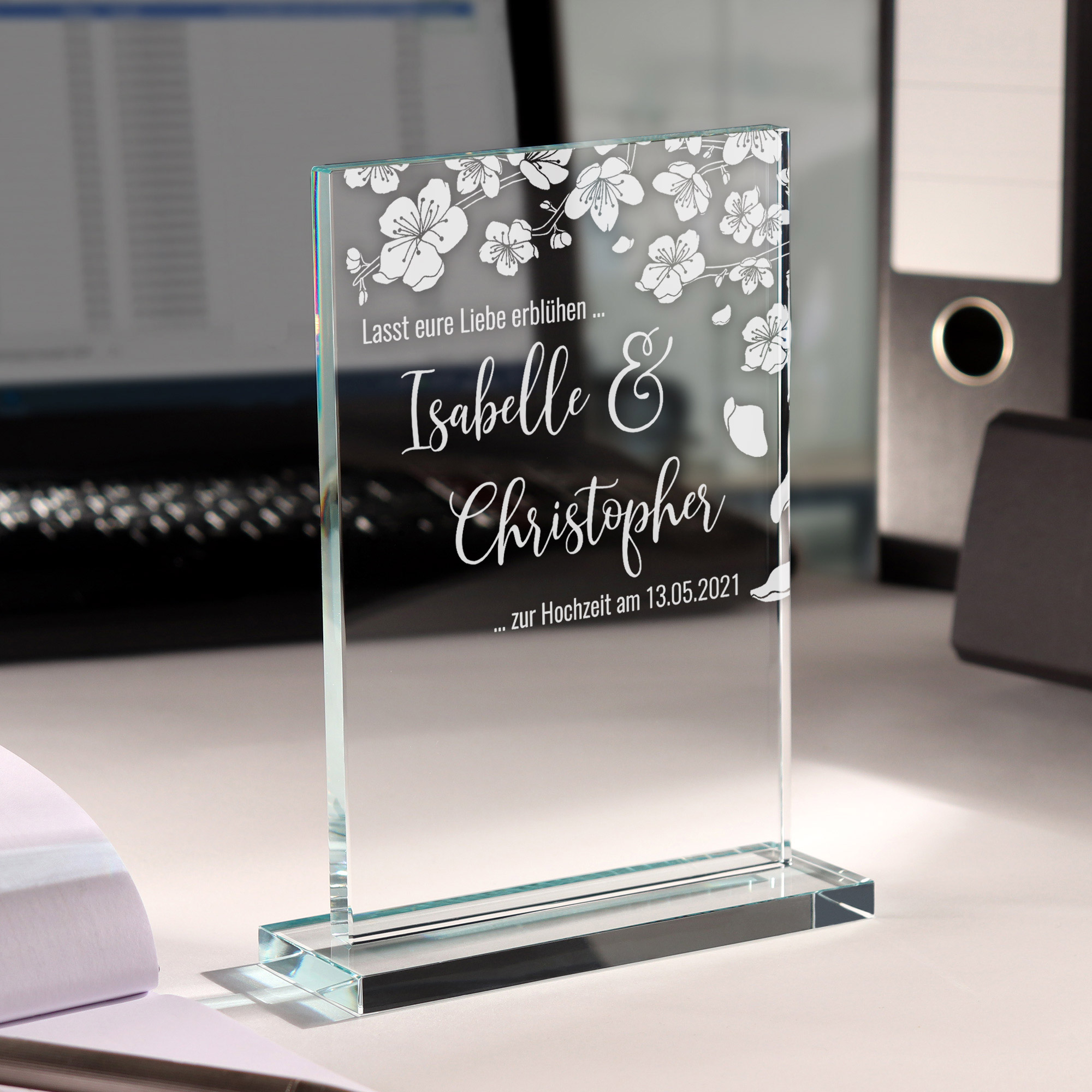 Gravierter Glaspokal zur Hochzeit - Blühende Liebe 3