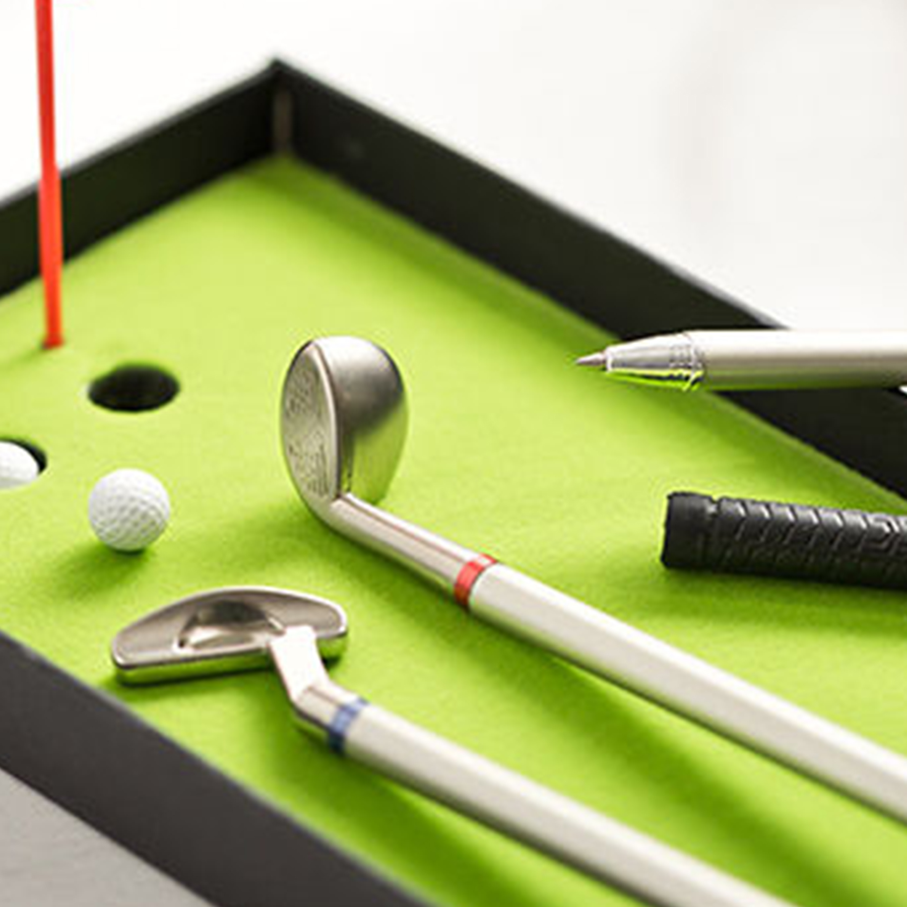 3 Kugelschreiber als Minigolf Bürospiel, Indoor Golf Tischspiel - witziges Schreibset in Golfschläger Optik, 
inklusive Mini Golftisch und Golfbäll
