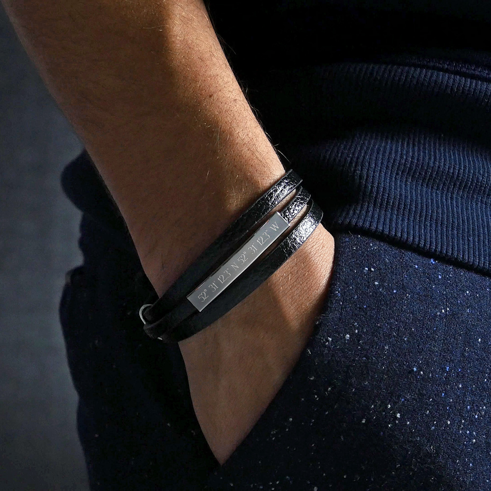 Herrenarmband mit Gravur - schwarzes Lederarmband mit Geokoordinaten