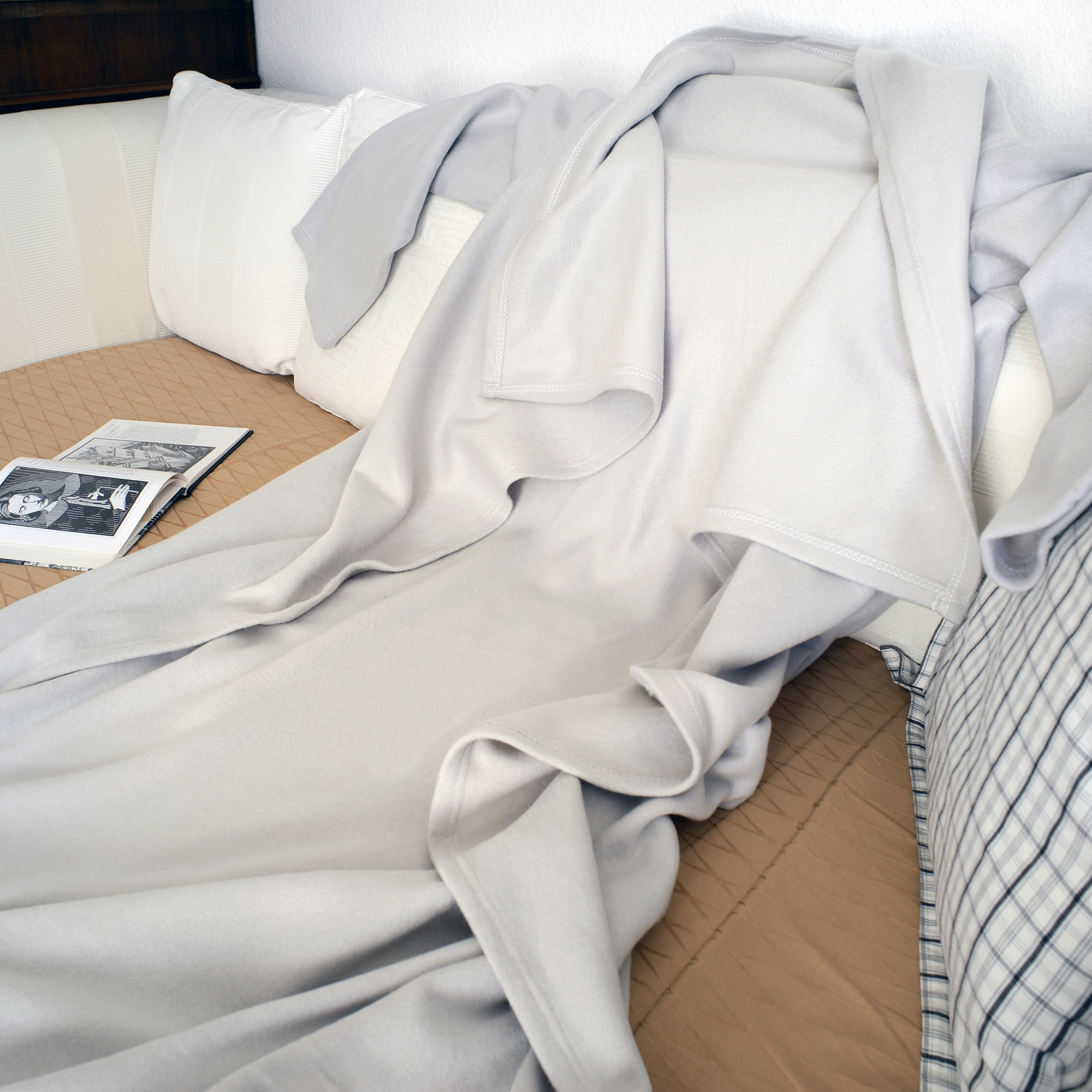 Kuschelige Ärmeldecke beige