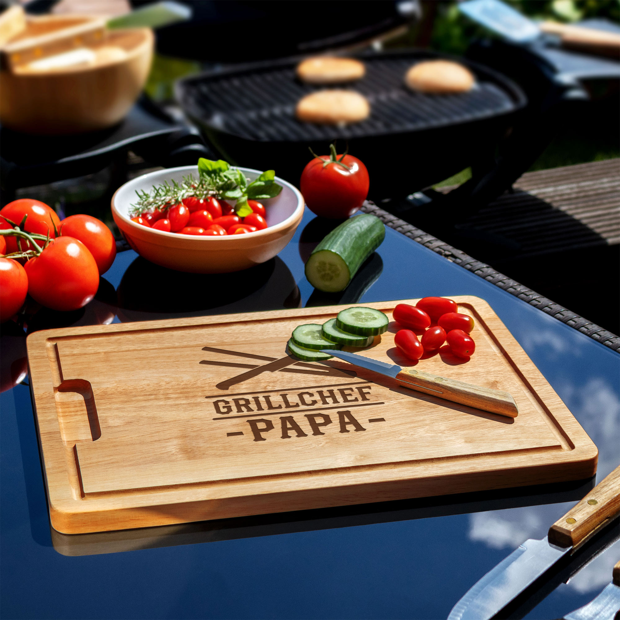 Servierbrett für Papa, Jausenbrett mit Gravur zum Grillen, Steakbrett mit Saftrille, Grillbrett mit Gravur Motiv, Küchenbrett aus Holz