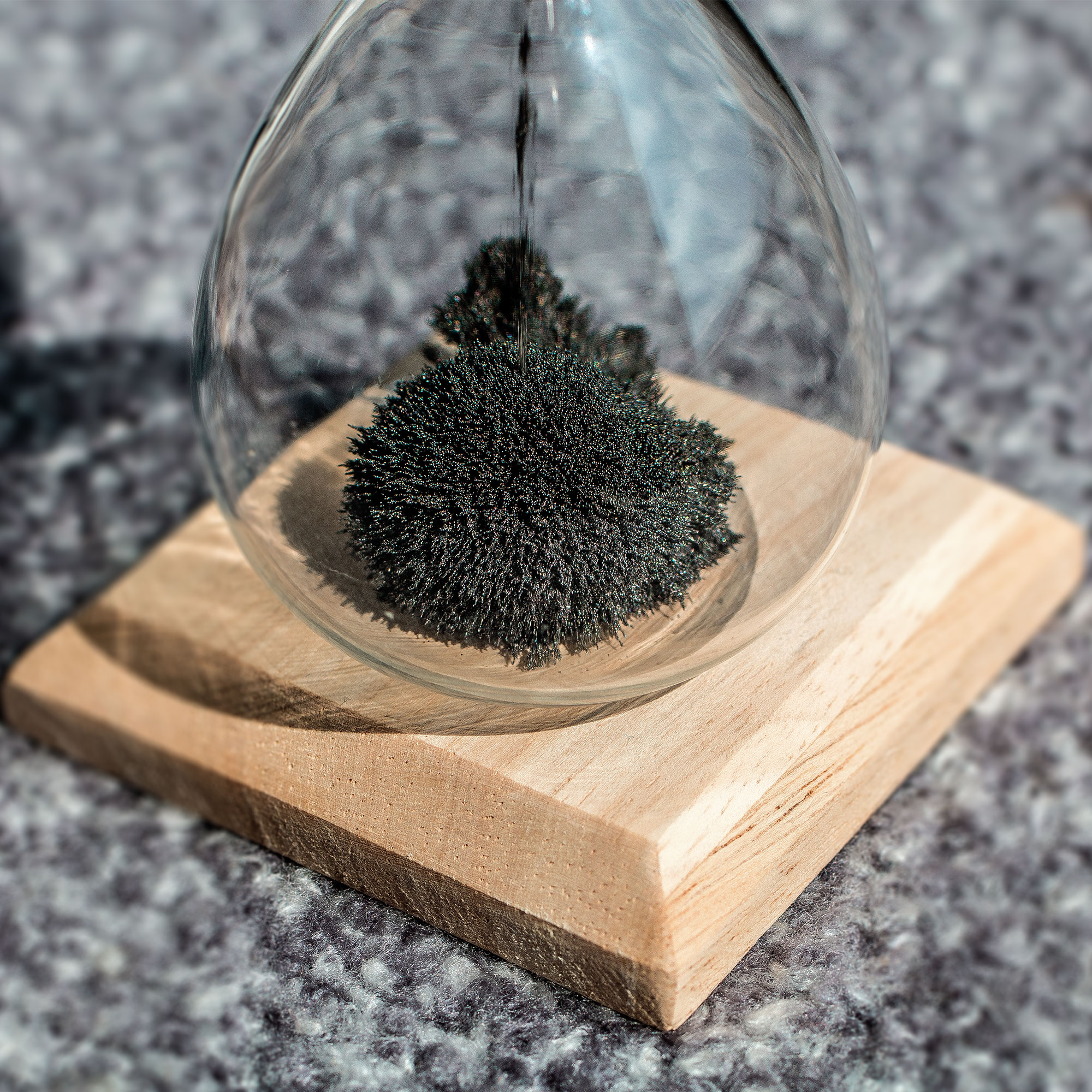 Magische Sanduhr mit Sockel aus Holz, ausgefallene Tischuhr mit magnetischem Sand als 60 Sekunden Timer, Deko Uhr mit Holzelementen