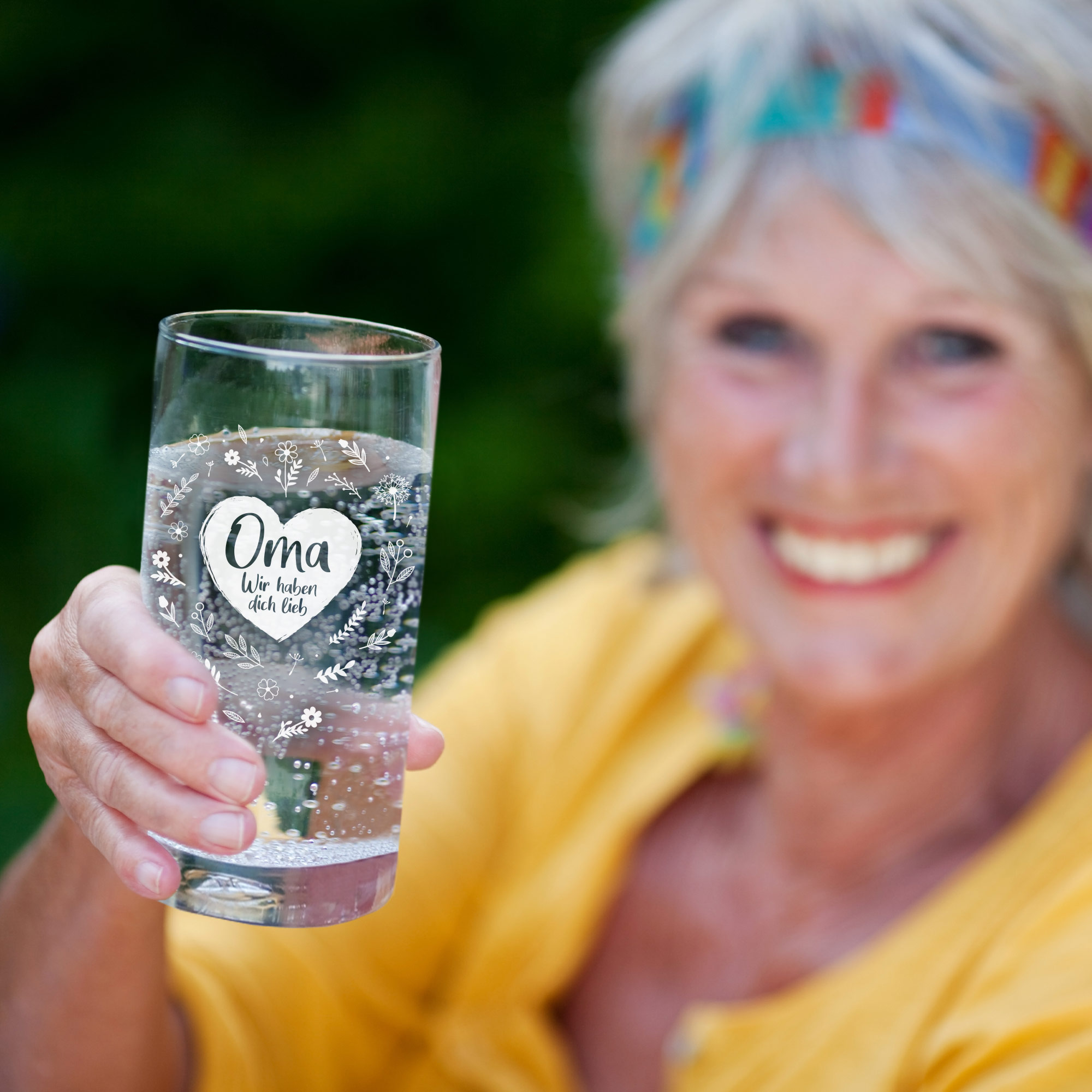 Wasser Glas mit Glasgravur für die Großmutter, Saftglas mit Blumenherz Motiv, Trinkgeschirr als Geschenk für Oma, Cocktailglas Küchenzubehör