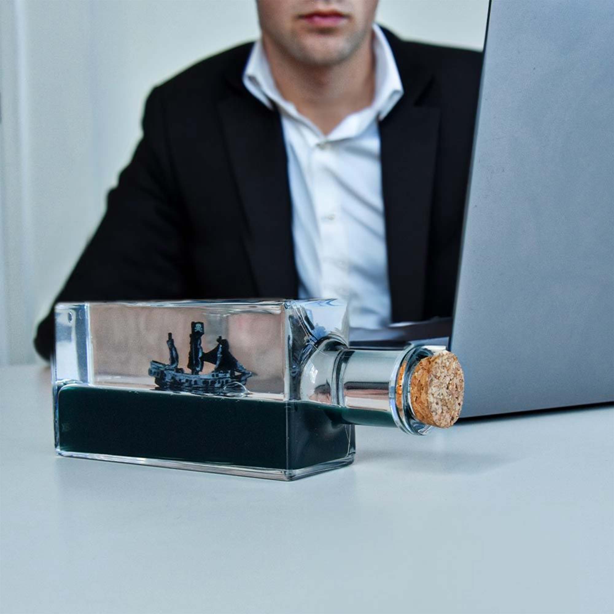 Unsinkbares Piraten Schiff in der Flasche - Büro Gadget