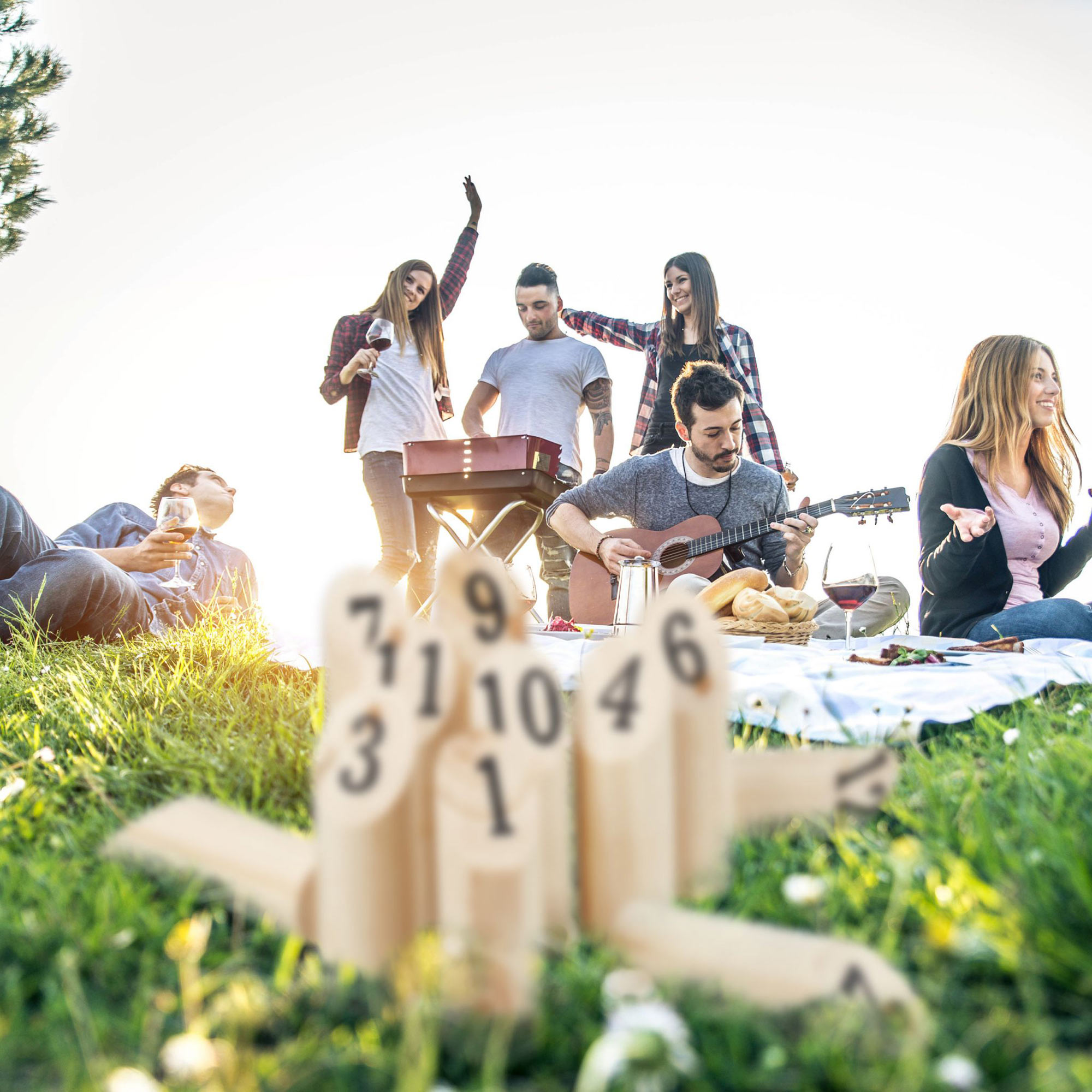 Finnland Spiel mit Zahlenkegeln und Wurfholz, Wikinger Holzspiel zum Zielwerfen, Finn Kubb Gartenspiel für die Familie, Finnisches Wurfspiel aus Holz