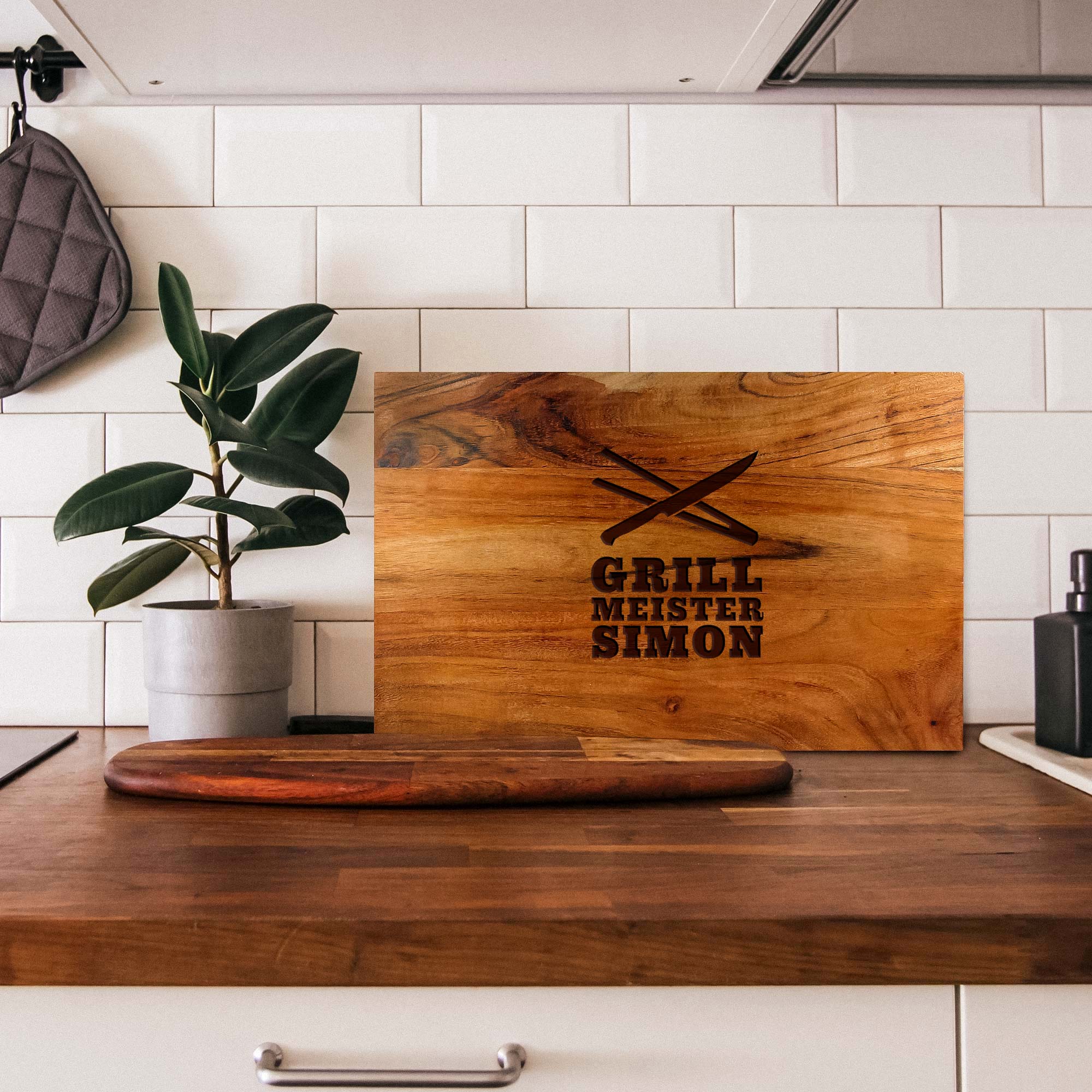 Personalisierter Schneideblock Akazie mit Griffmulden - Grillmeister