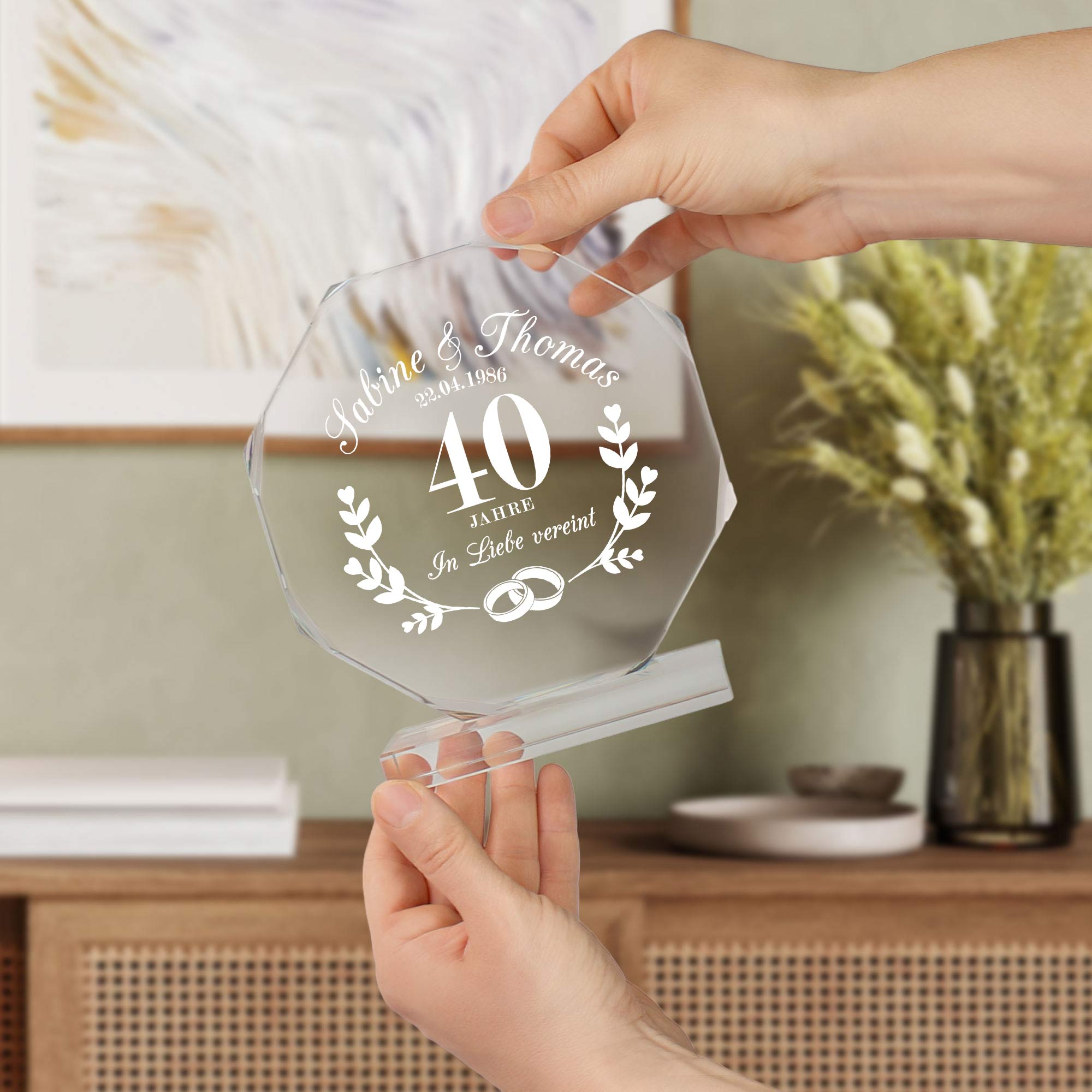 Personalisierter Glaspokal mit Facettenschliff zur Rubinhochzeit