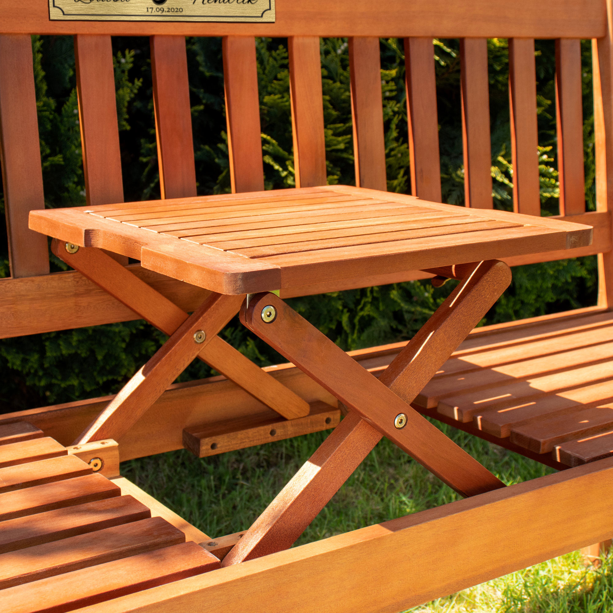 Gartenbank zur Hochzeit mit gravierter goldener Plakette