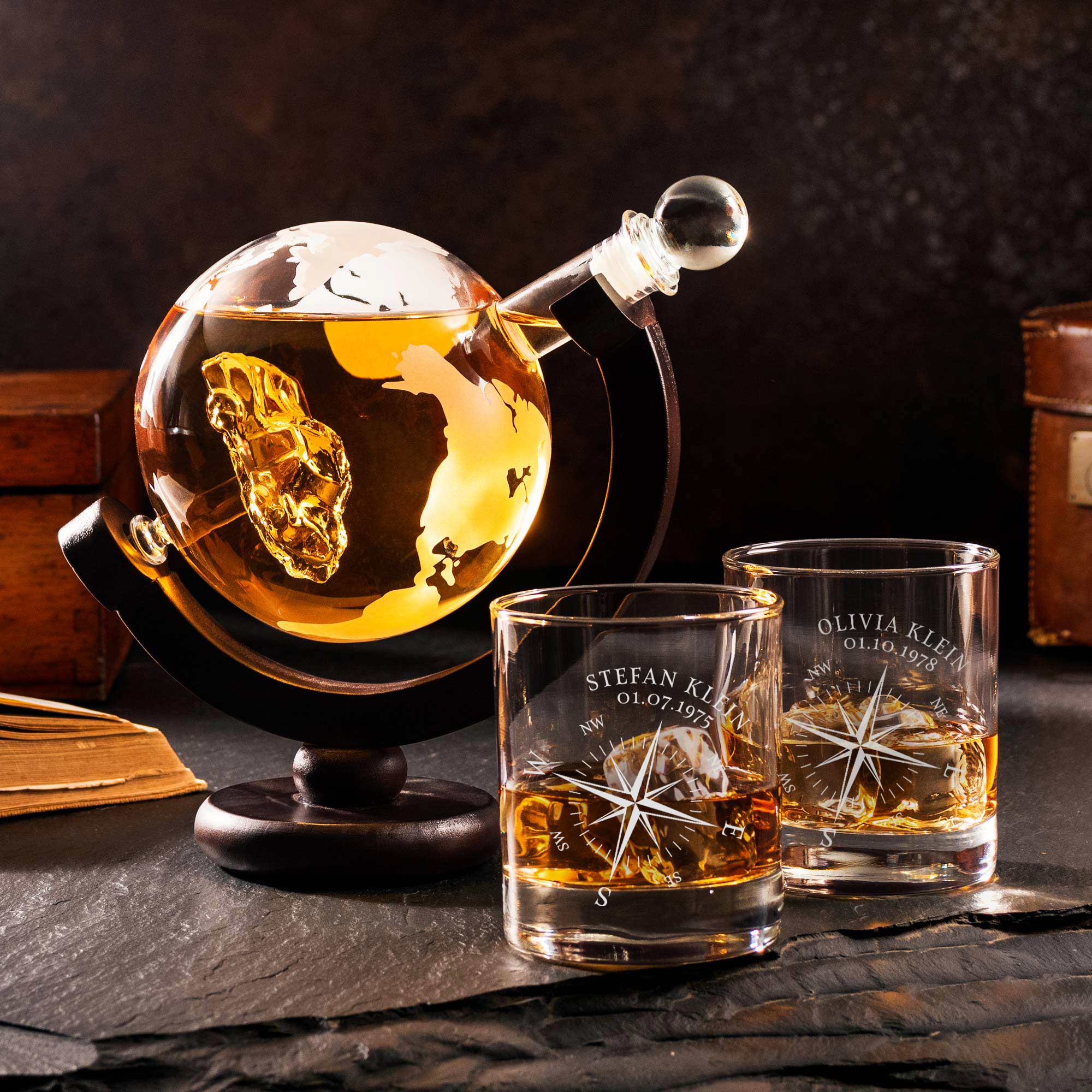 Whiskyset Globus Karaffe Auto und zwei gravierte Whiskygläser Kompass