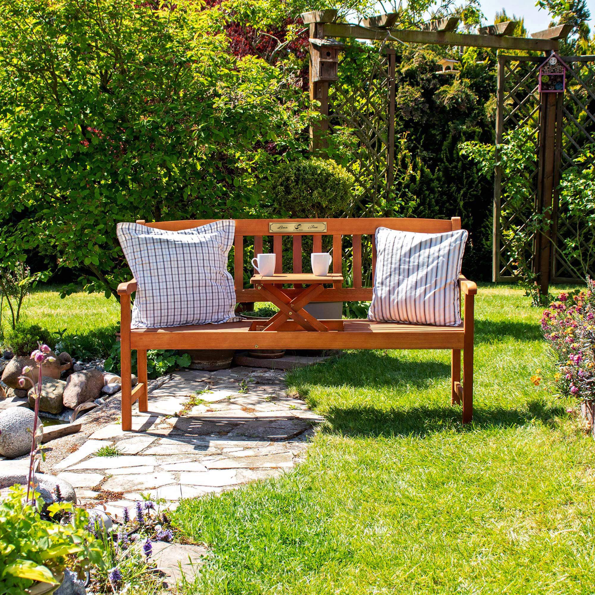 Gartenbank zur Hochzeit mit gravierter goldener Plakette