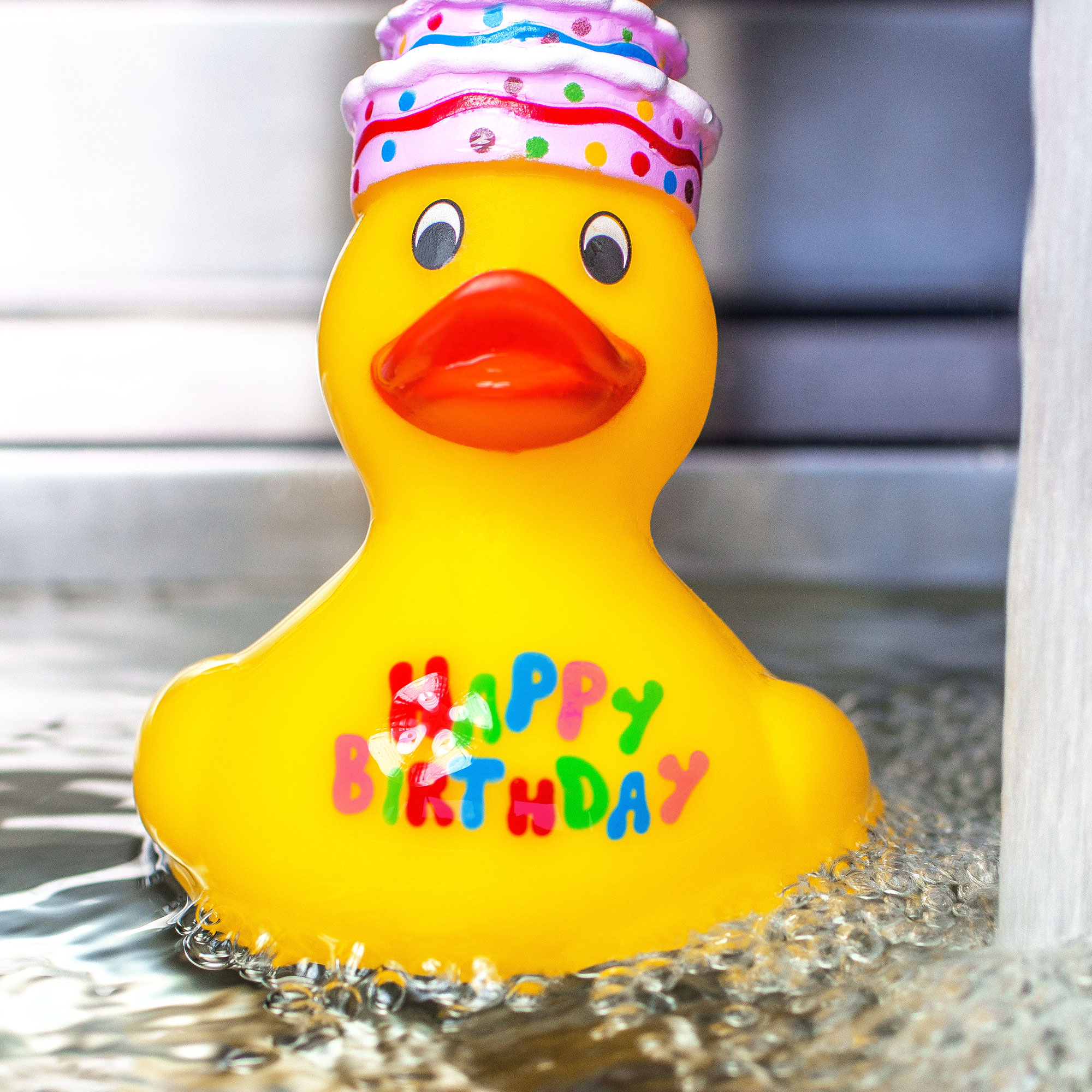 Quietscheente zum Geburtstag, Lustiges Quietscheentchen als Geburtstagsgeschenk, Badeente mit Schriftzug Happy Birthday, Gummiente für die Badewanne