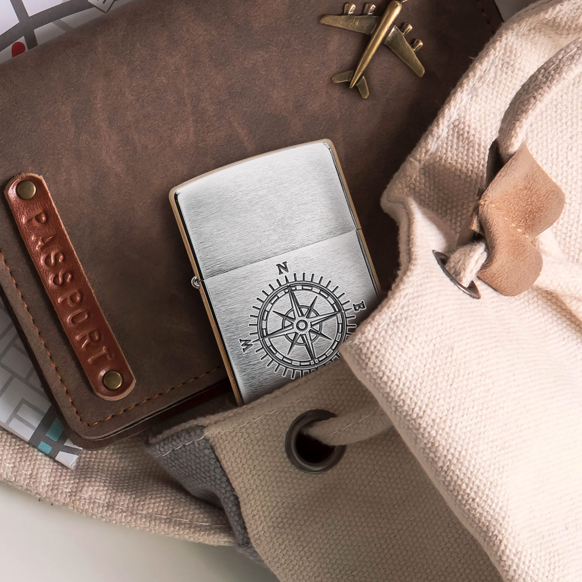 Sturmfeuerzeug zum Klappen, Graviertes Benzinfeuerzeug, Zigarrenfeuerzeug mit Kompass Motiv, Vintage Lighter, Klassisches Zippo-Feuerzeug