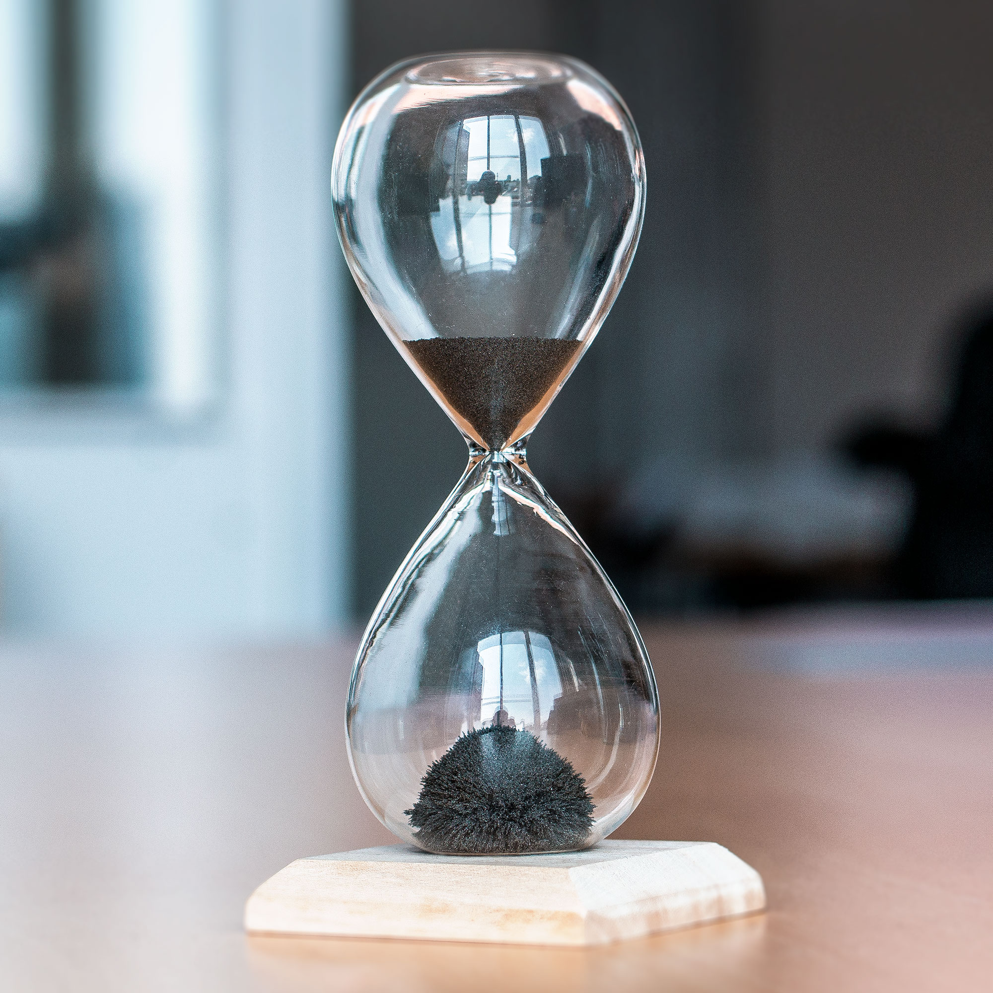 Magische Sanduhr mit Sockel aus Holz, ausgefallene Tischuhr mit magnetischem Sand als 60 Sekunden Timer, Deko Uhr mit Holzelementen