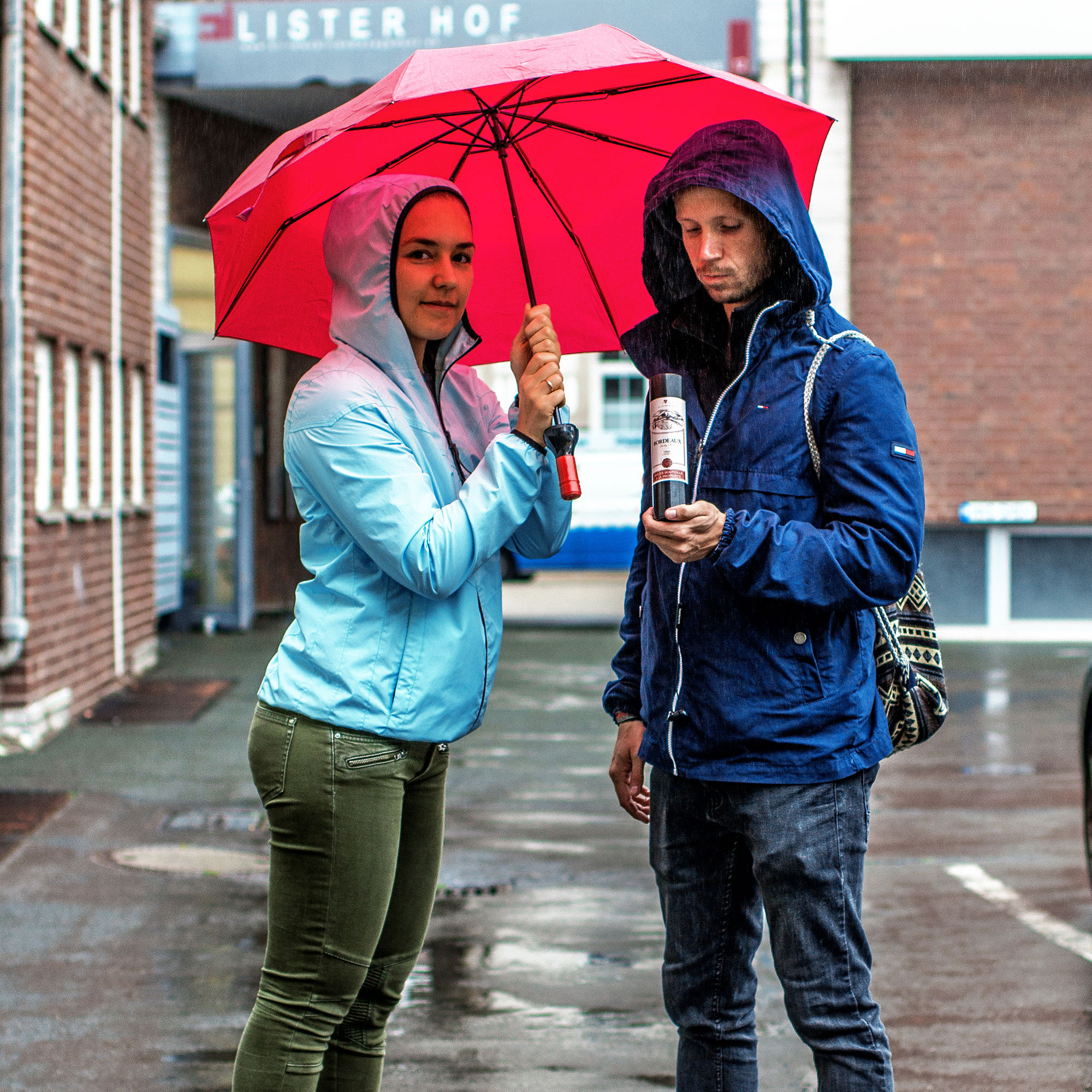 Lustiger Regenschirm - Weinflasche