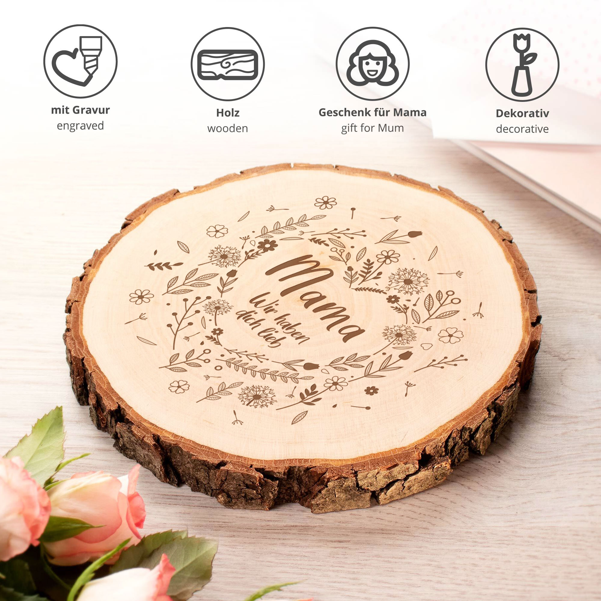 Astscheibe mit Gravur für Mama, Gravierte Holz Rundscheibe als Tischdeko, Dekoscheibe als Muttertagsgeschenk, Rundes Holzbrett mit Blumenherz Motiv