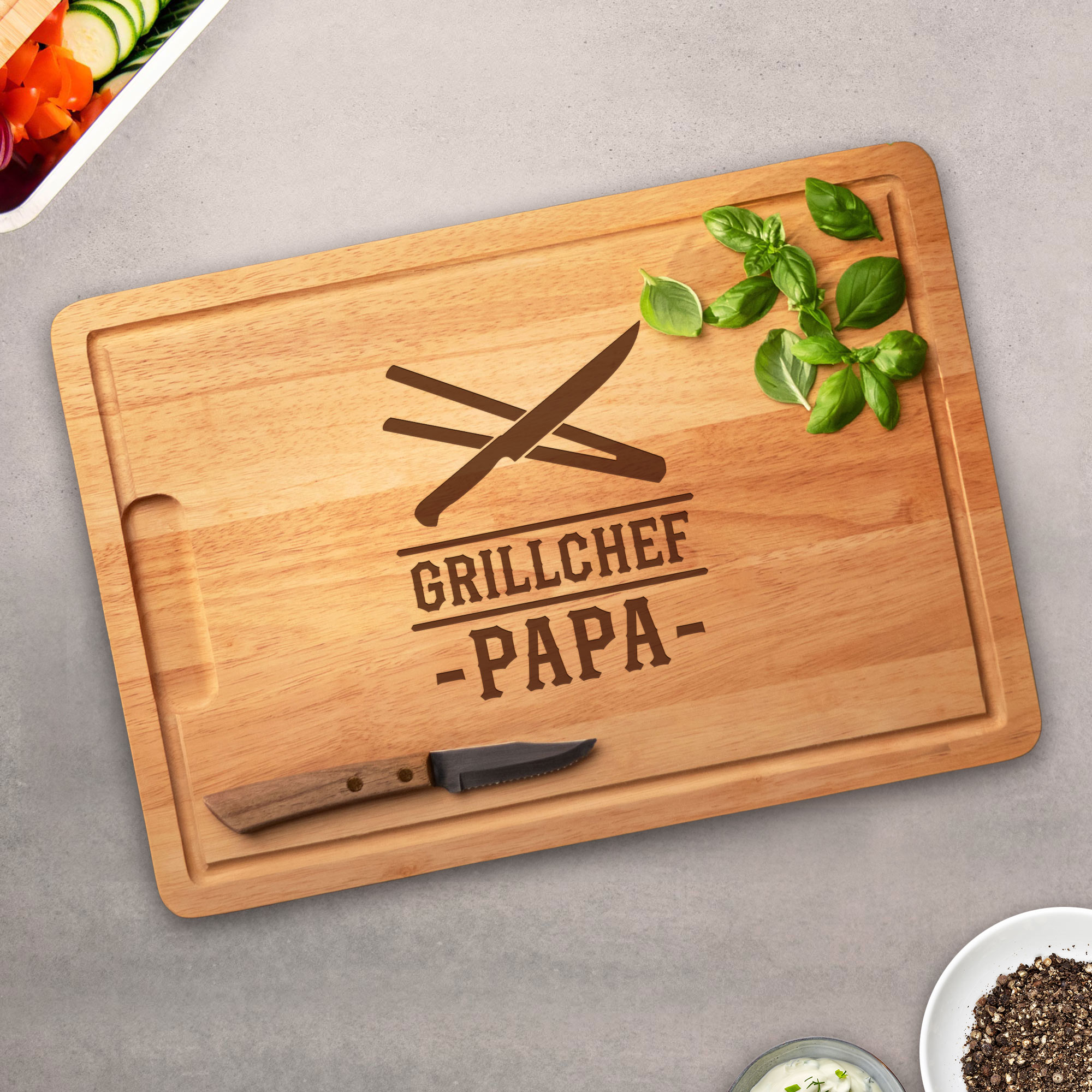 Servierbrett für Papa, Jausenbrett mit Gravur zum Grillen, Steakbrett mit Saftrille, Grillbrett mit Gravur Motiv, Küchenbrett aus Holz