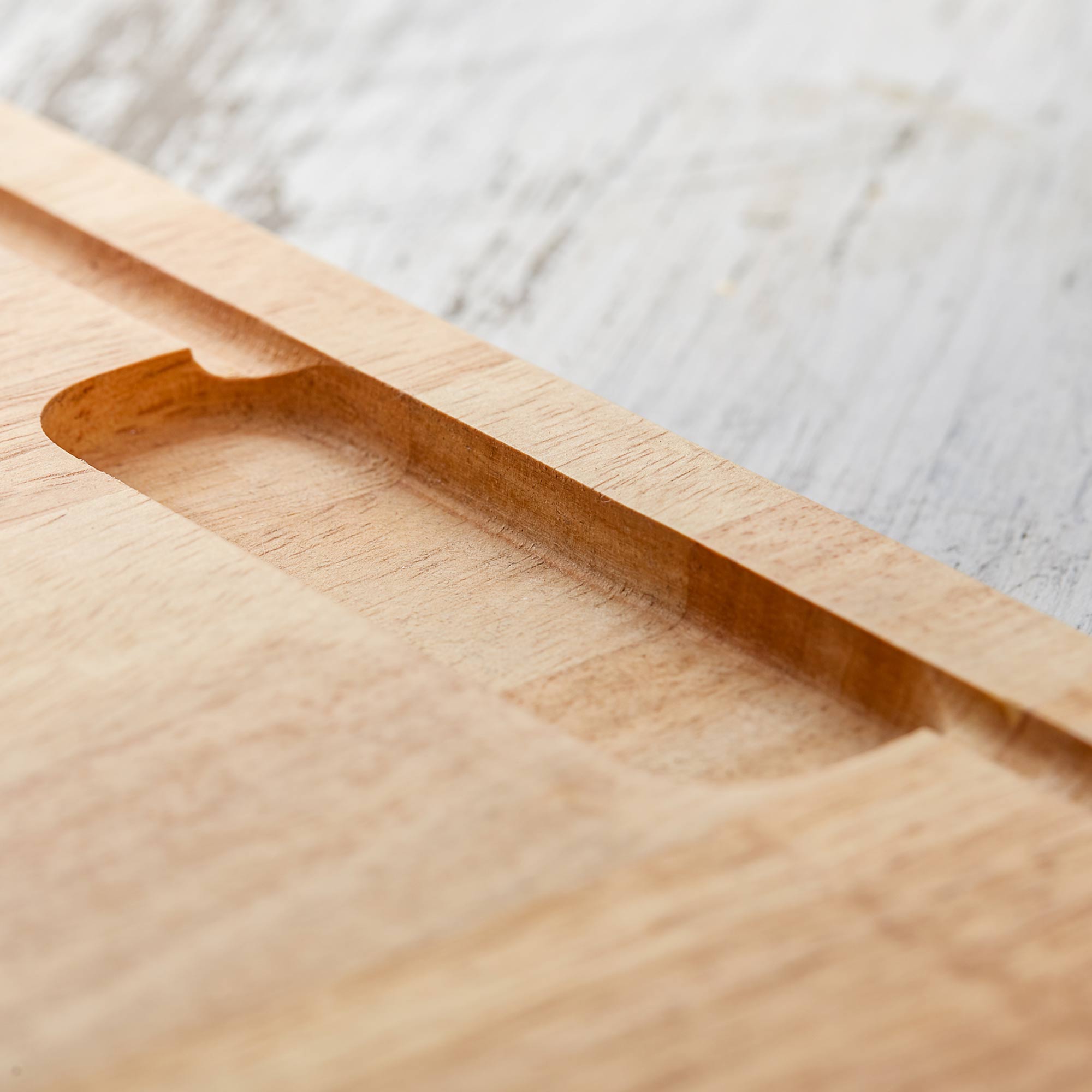 Holzbrett mit Fisch Motiv, Küchenbrett mit Saftrille, Kochbrett mit Saftmulde, Graviertes Servierbrett als Geschenk für Angler, Grillbrett aus Holz