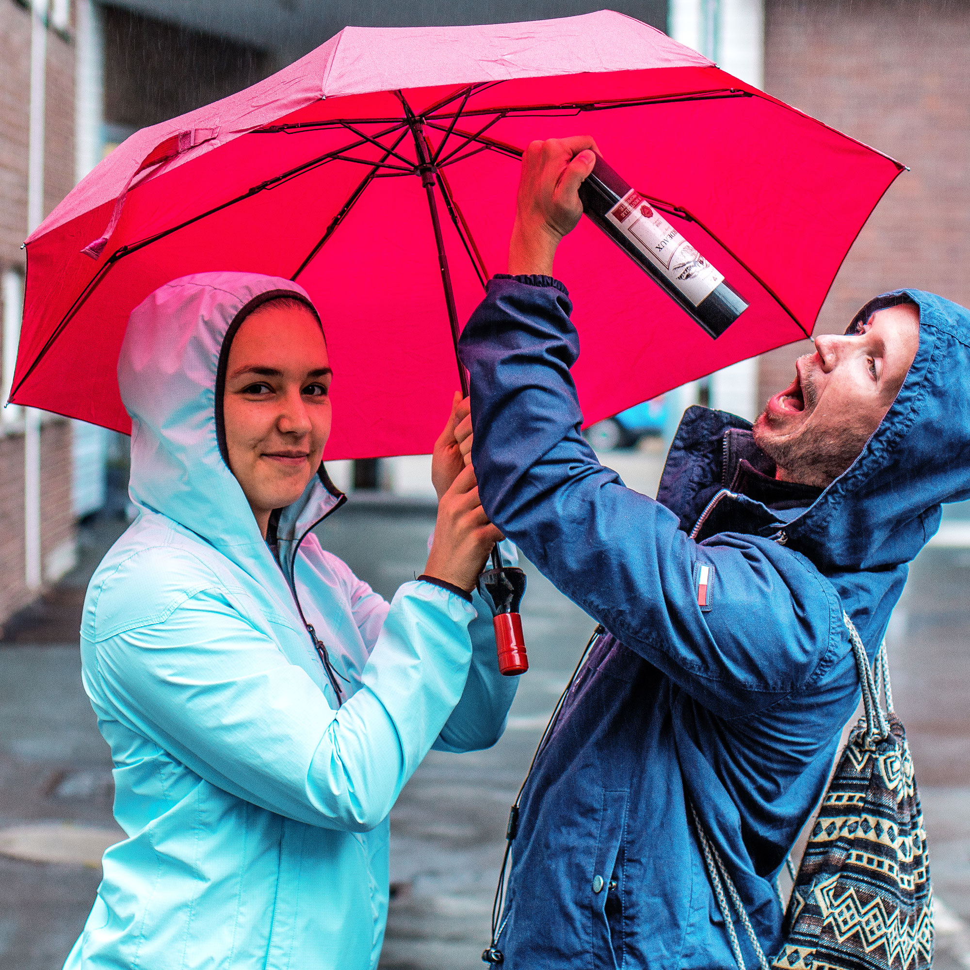 Lustiger Regenschirm - Weinflasche