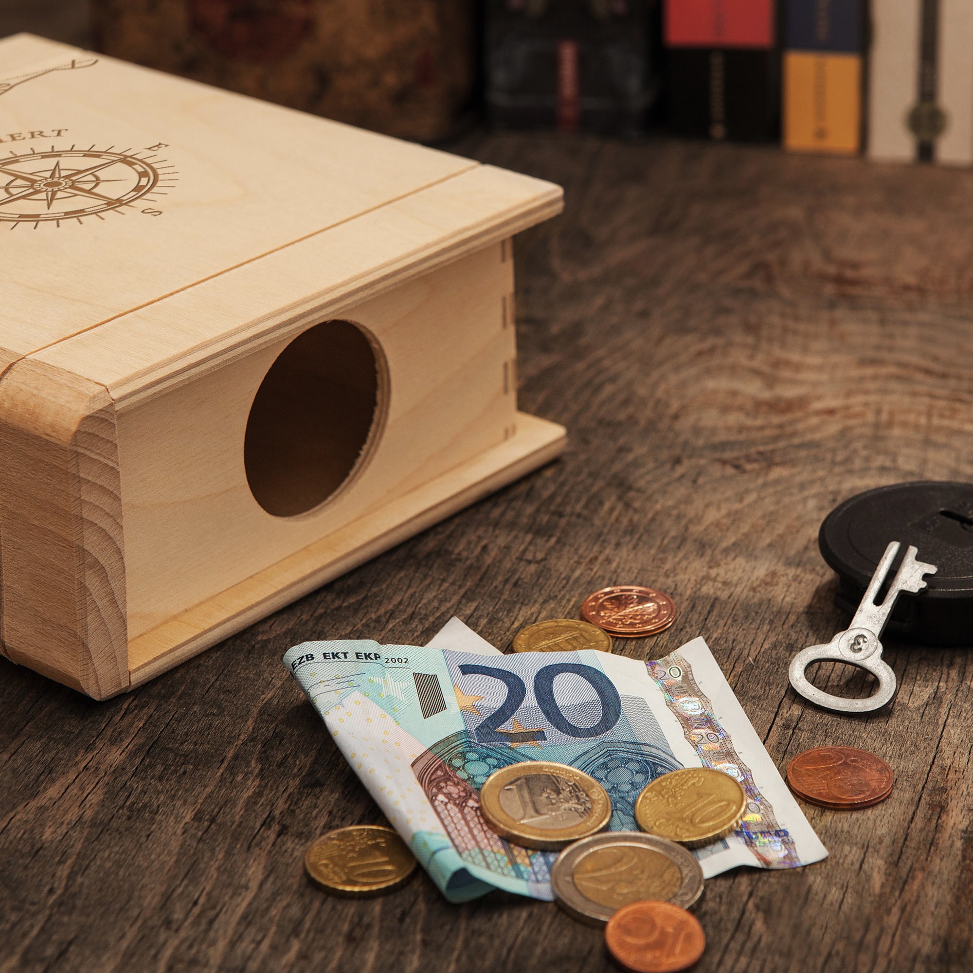Gravierbare Holz Spardose als persönliche Reisekasse, Sparbuch mit Namensgravur - originelles Geldgeschenk, personalisierte Sparbüchse - Kompass Mot