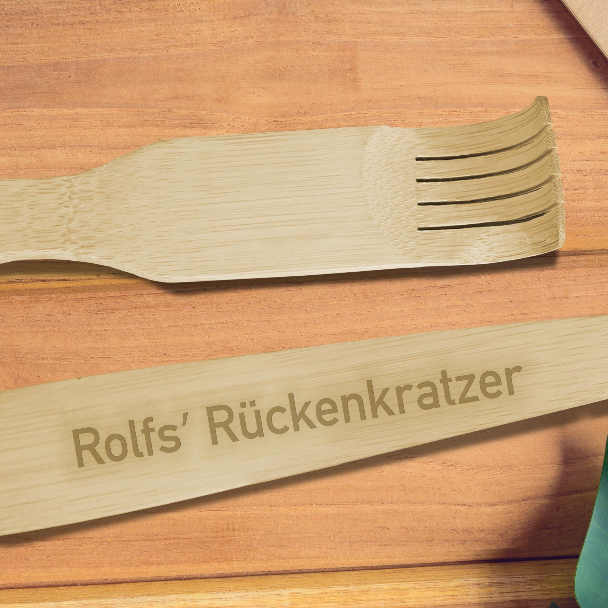 Personalisierter Bambus Rückenkratzer - Kratzhand mit Massagerollen
