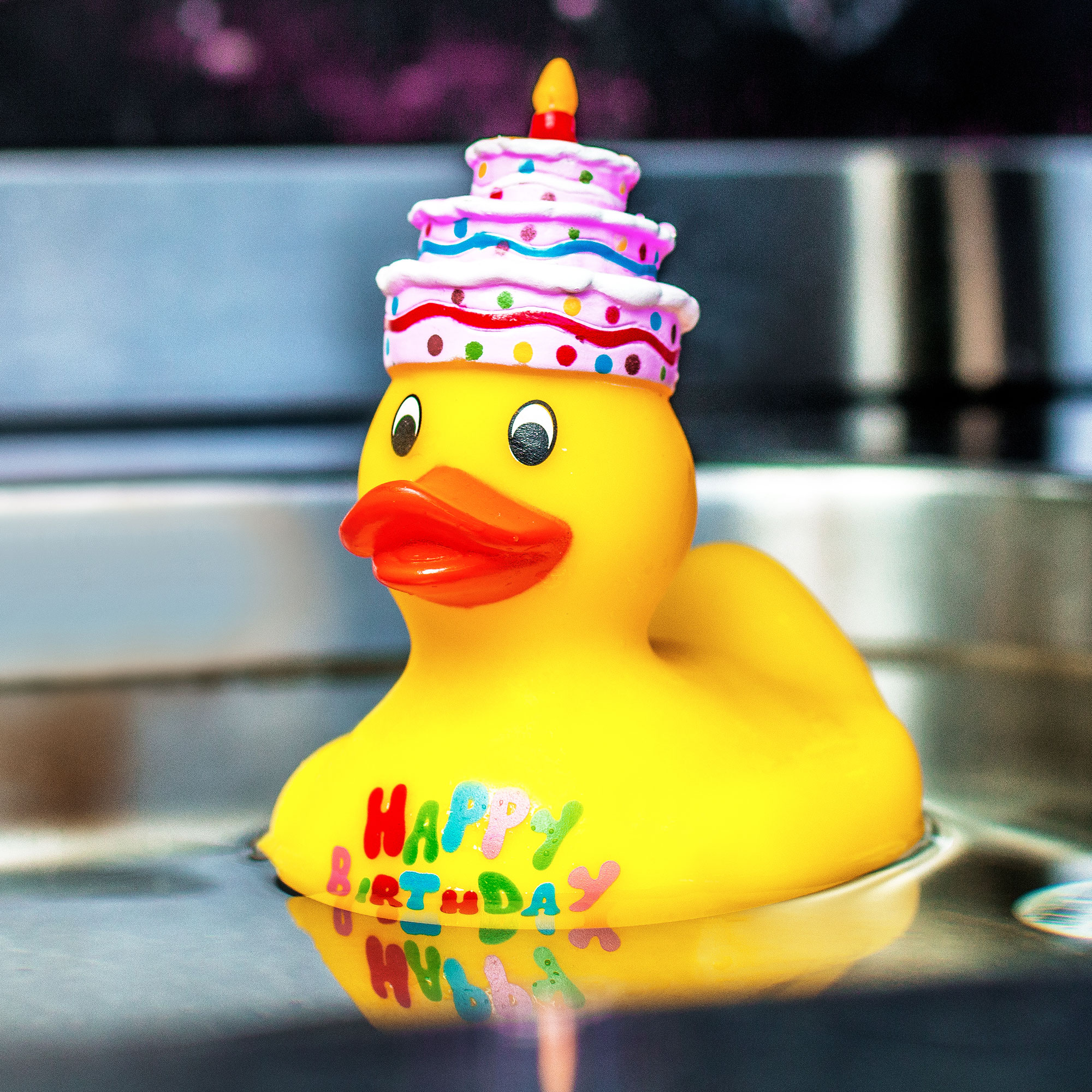 Quietscheente zum Geburtstag, Lustiges Quietscheentchen als Geburtstagsgeschenk, Badeente mit Schriftzug Happy Birthday, Gummiente für die Badewanne