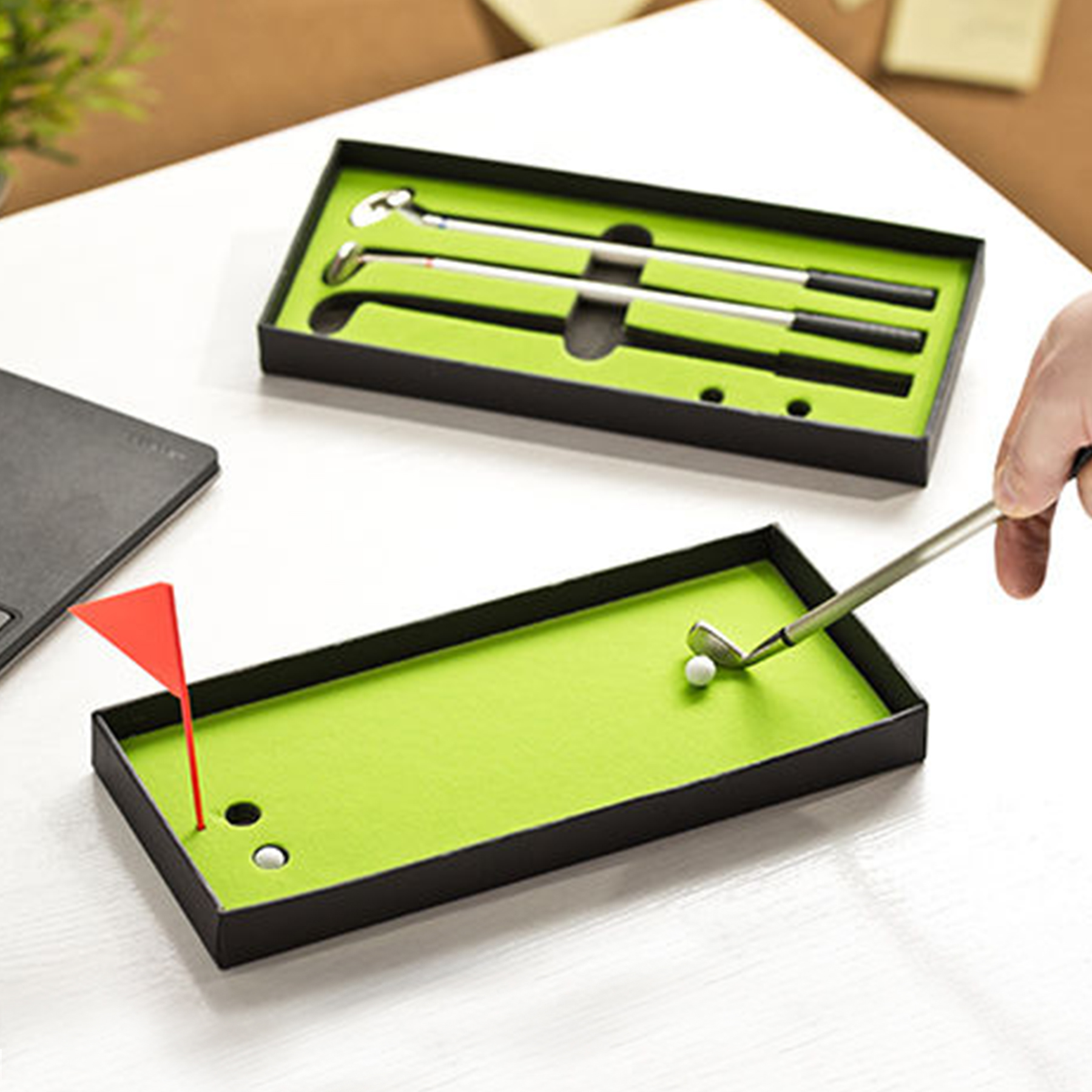 3 Kugelschreiber als Minigolf Bürospiel, Indoor Golf Tischspiel - witziges Schreibset in Golfschläger Optik, 
inklusive Mini Golftisch und Golfbäll