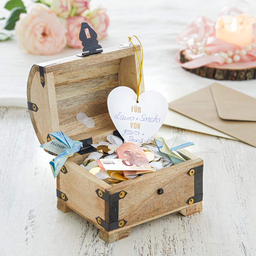 Helle Schatztruhe mit Gravur aus Holz zur Konfirmation