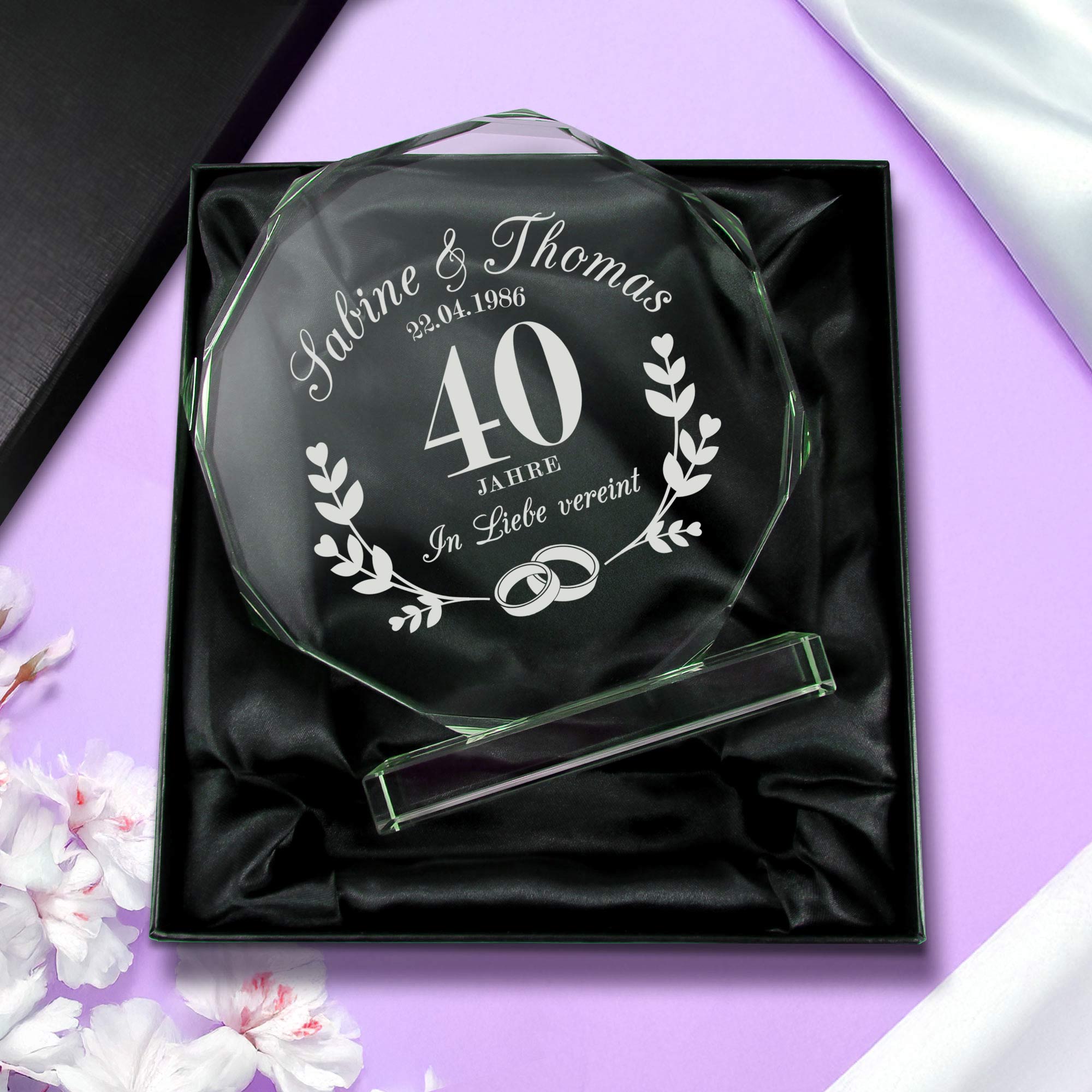 Personalisierter Glaspokal mit Facettenschliff zur Rubinhochzeit