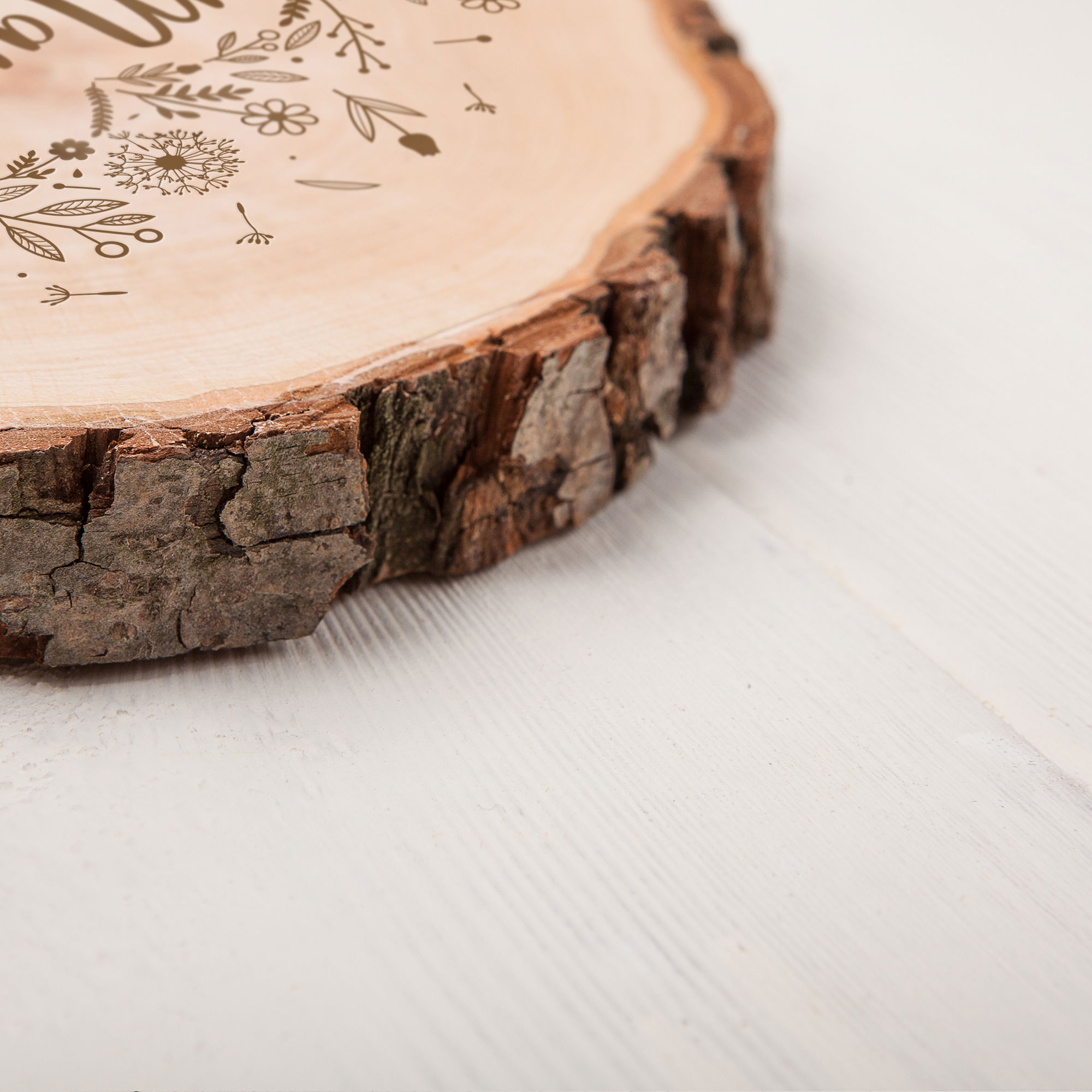Astscheibe mit Gravur für Mama, Gravierte Holz Rundscheibe als Tischdeko, Dekoscheibe als Muttertagsgeschenk, Rundes Holzbrett mit Blumenherz Motiv