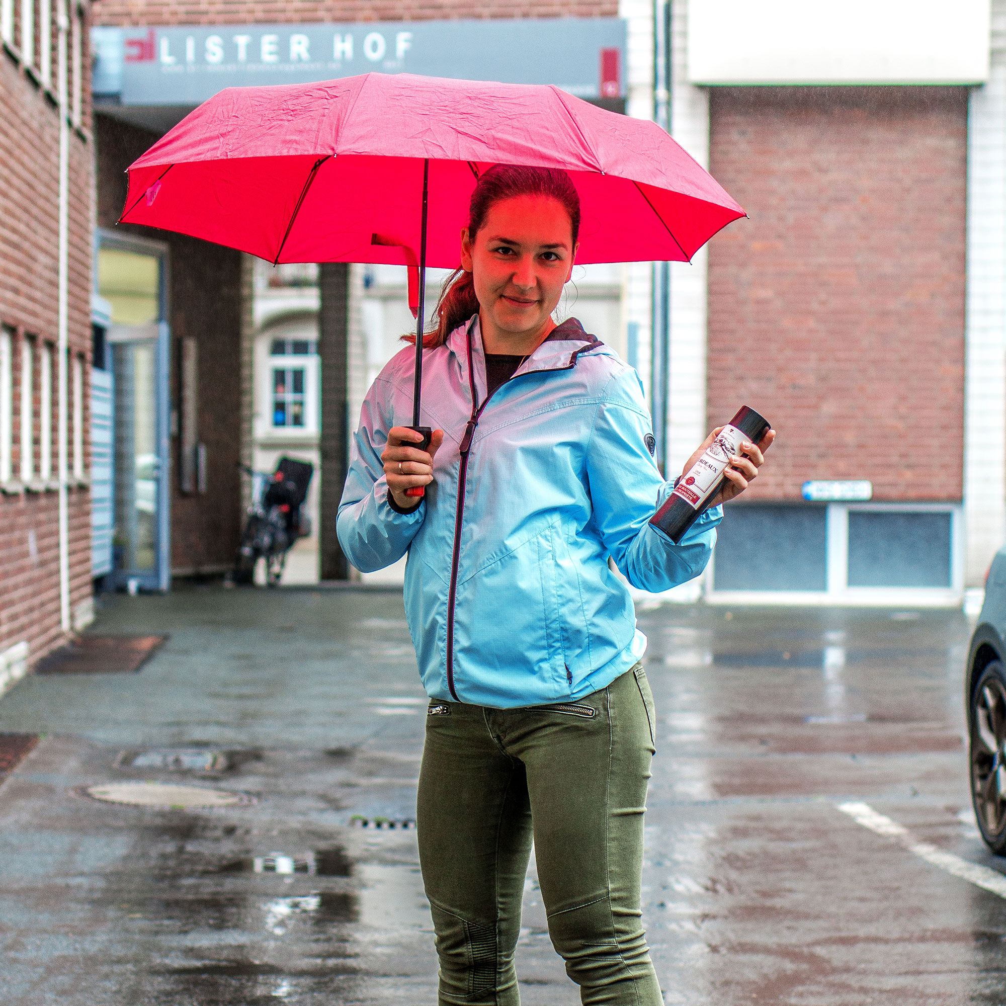 Lustiger Regenschirm - Weinflasche