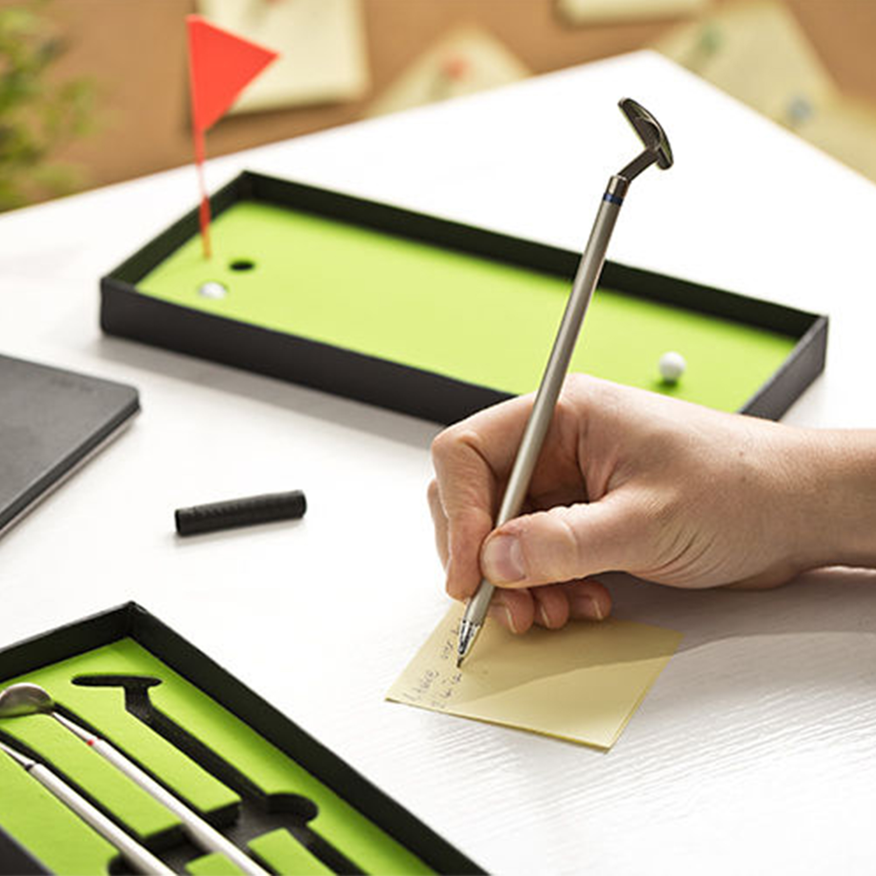 3 Kugelschreiber als Minigolf Bürospiel, Indoor Golf Tischspiel - witziges Schreibset in Golfschläger Optik, 
inklusive Mini Golftisch und Golfbäll