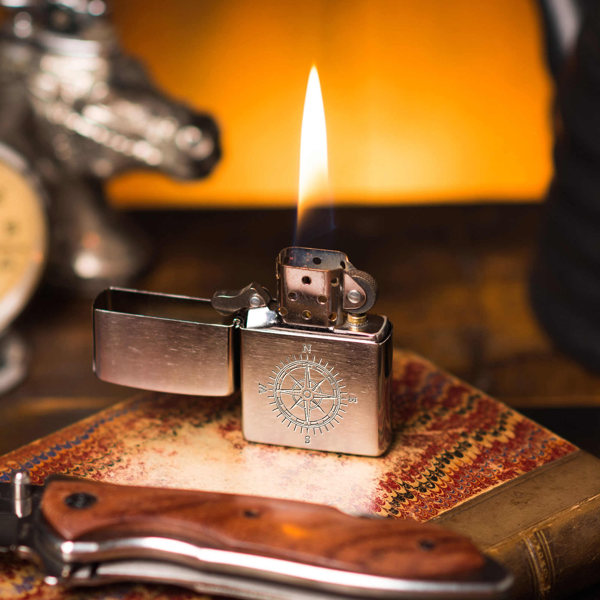 Sturmfeuerzeug zum Klappen, Graviertes Benzinfeuerzeug, Zigarrenfeuerzeug mit Kompass Motiv, Vintage Lighter, Klassisches Zippo-Feuerzeug