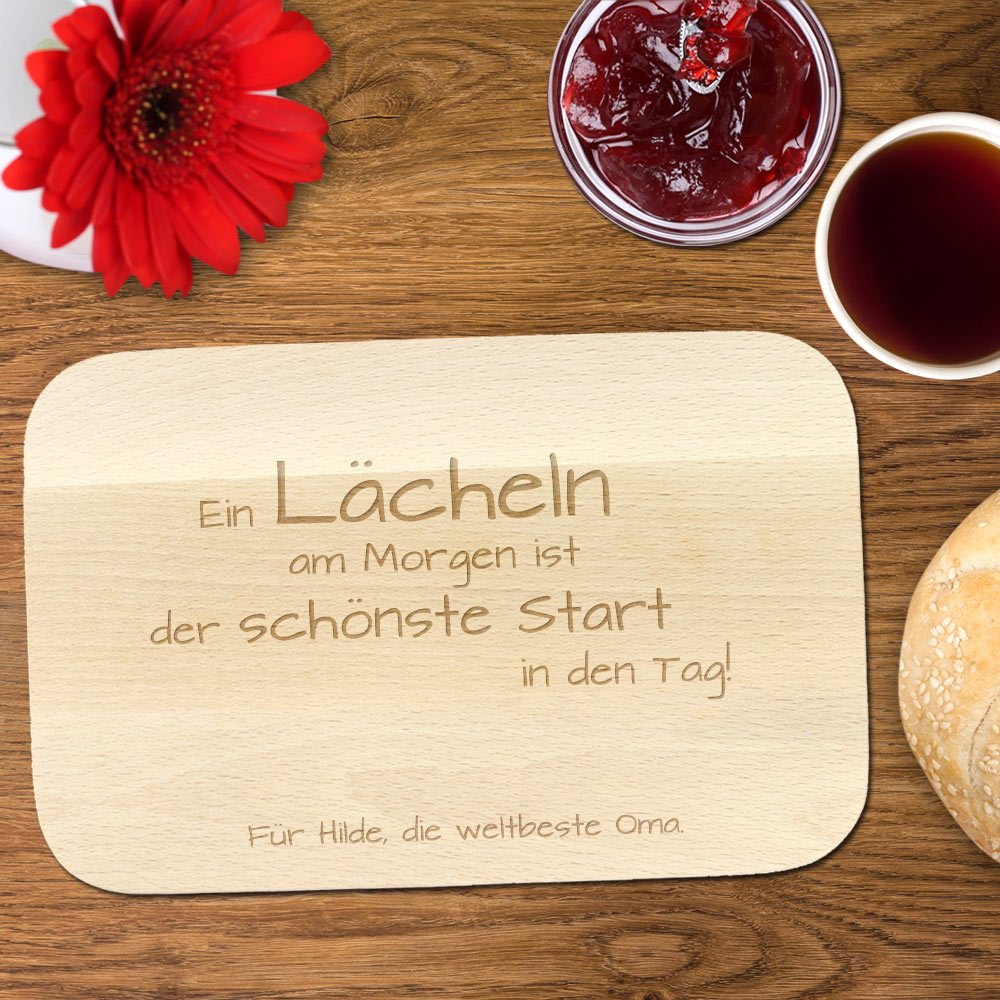 Frühstücksbrett mit Gravur für Oma - Lächeln an Morgen